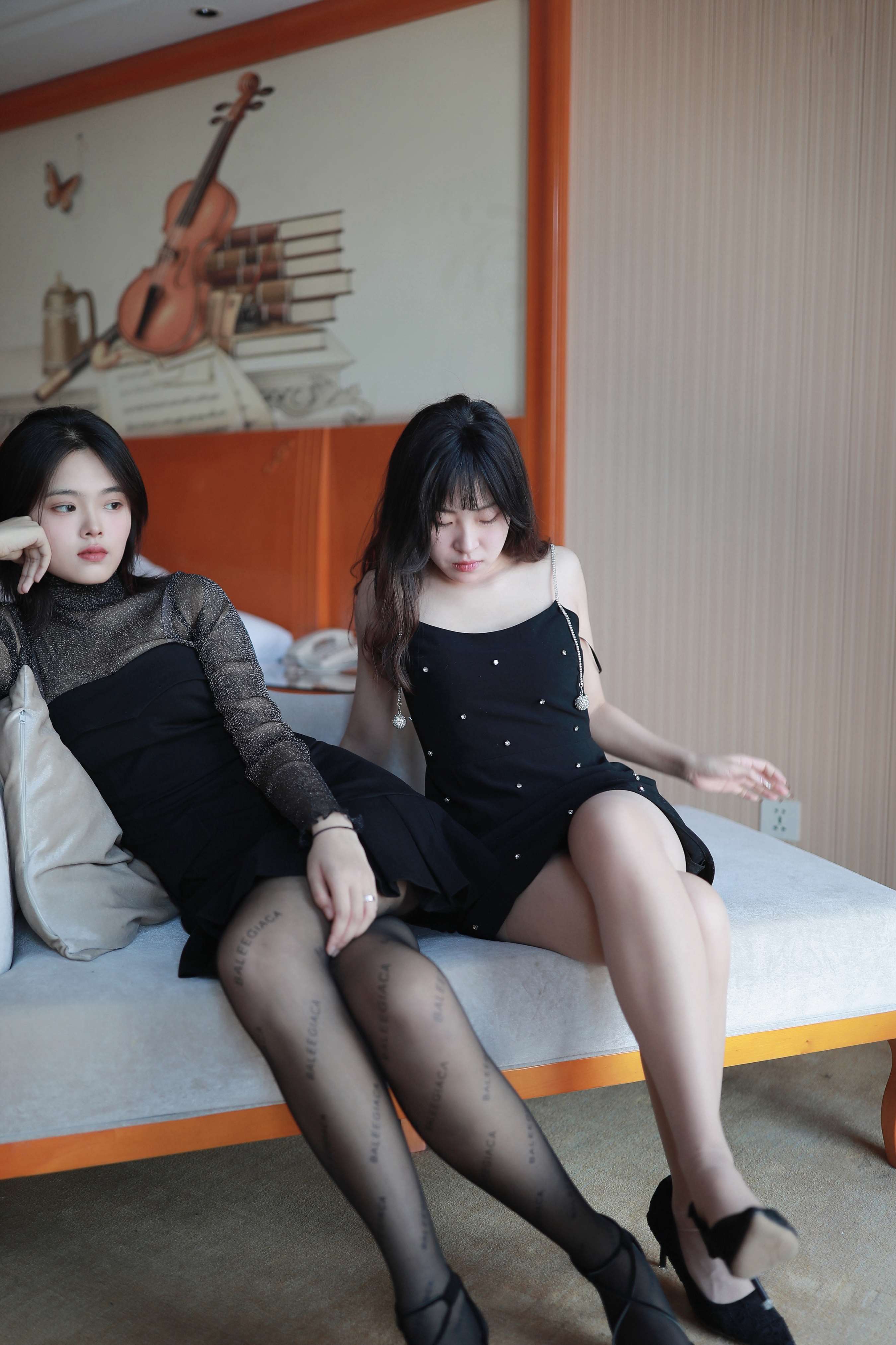 《双人丝足大哥和阿离肉丝の字母黑丝》作品图