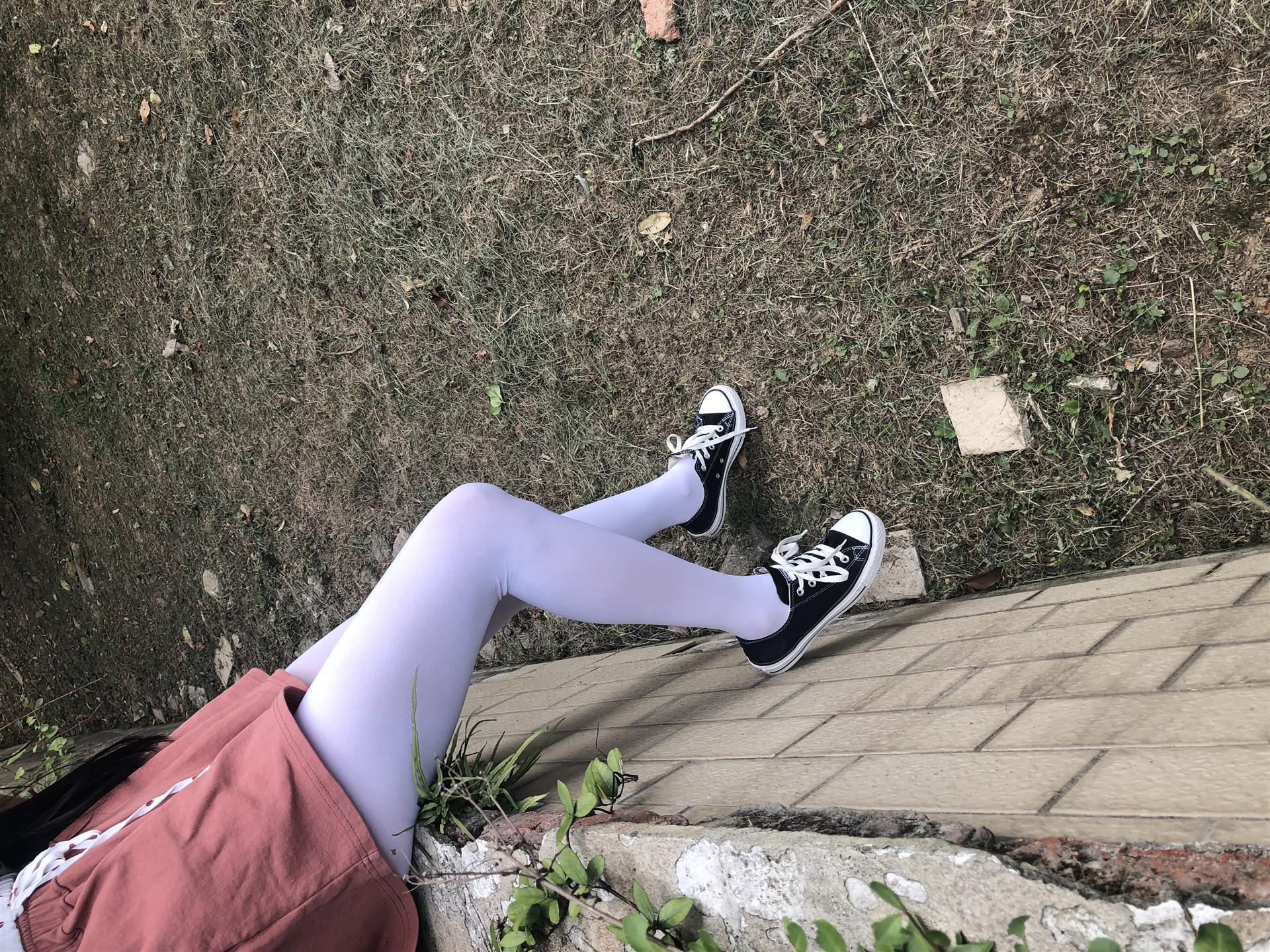 《邻班小姑娘的帆布鞋の白丝袜脚丫+2个视频》作品图