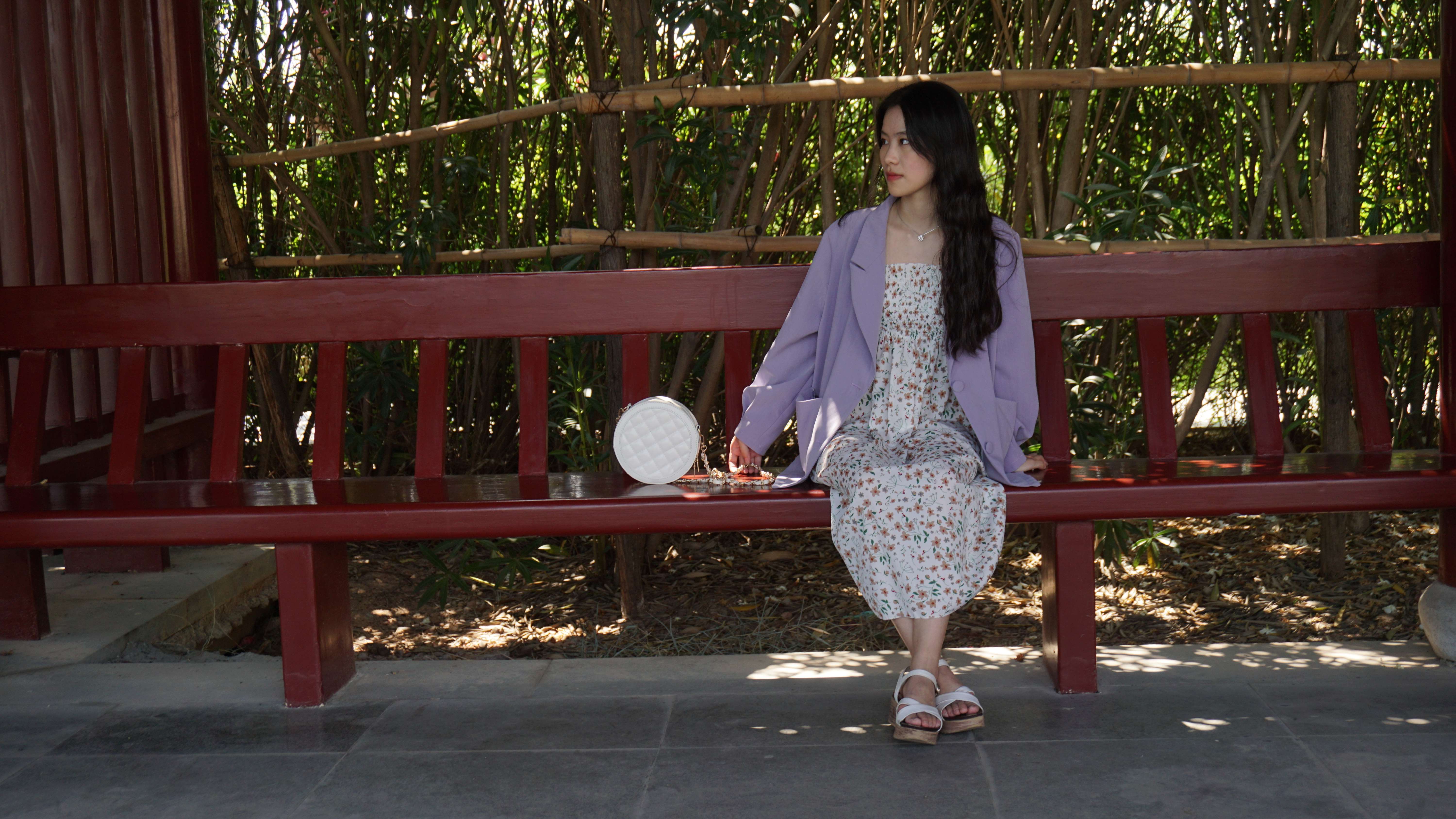 《公园碎花裙の裸足脚丫》作品图