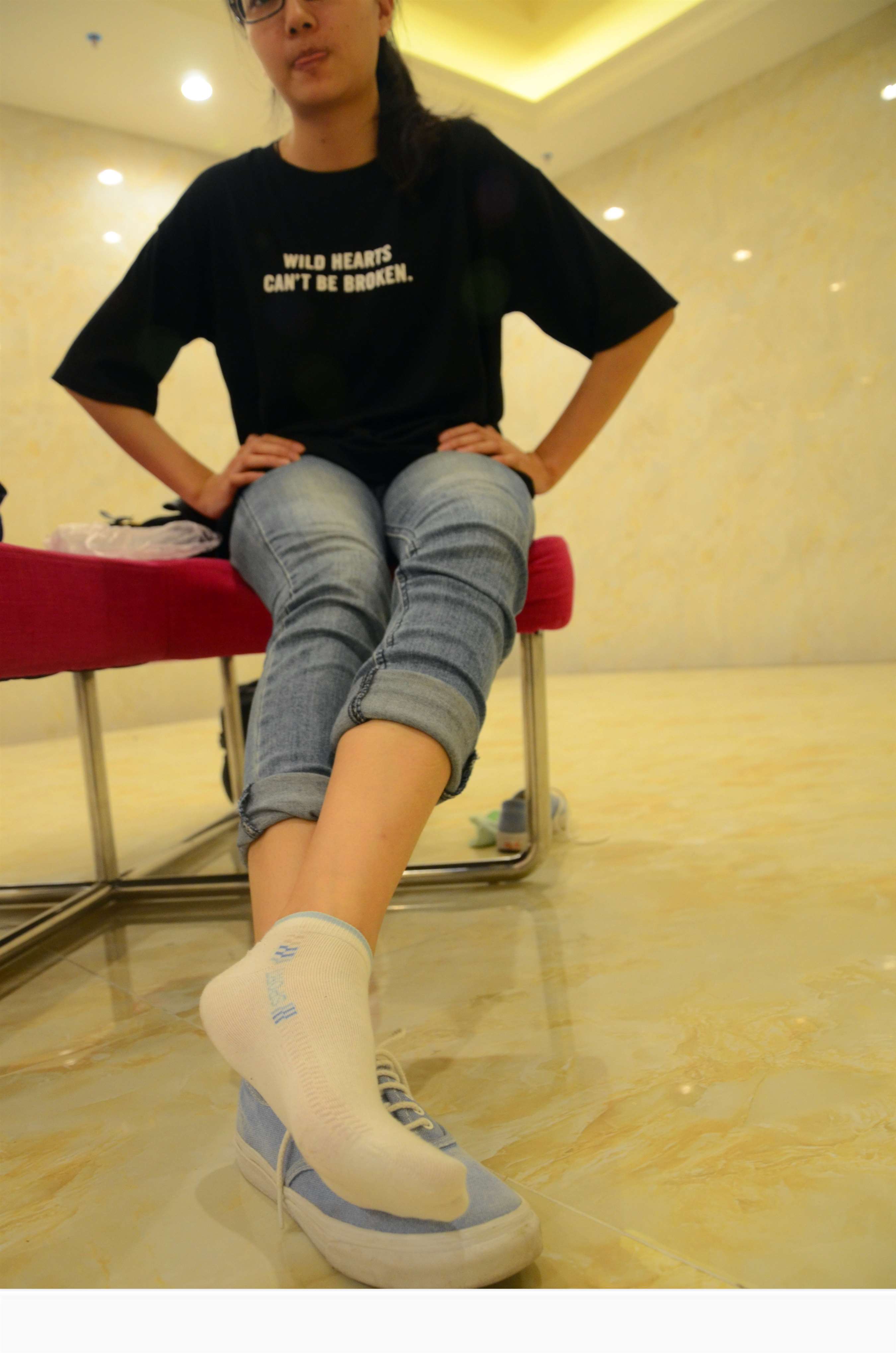 《爱笑的眼镜女孩》作品图