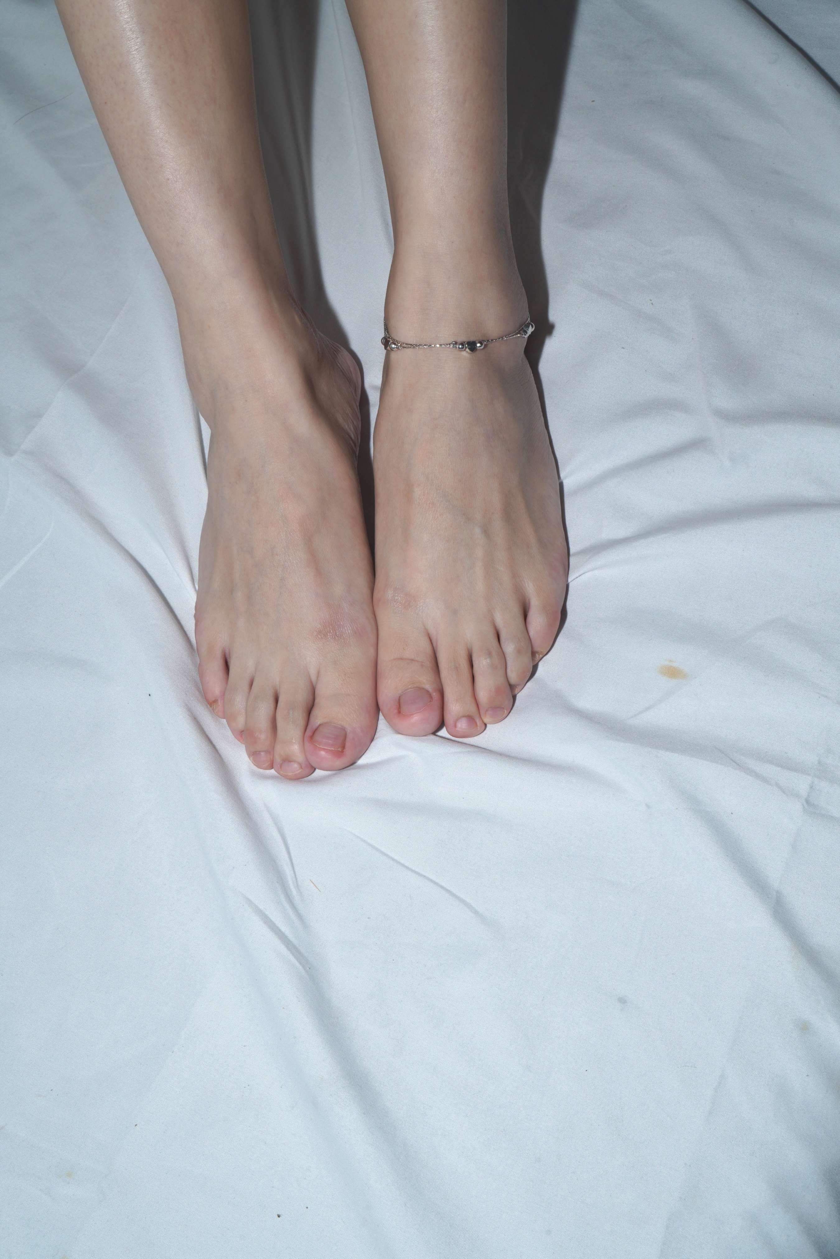 《小婷的37码美脚手感非常不错》作品图