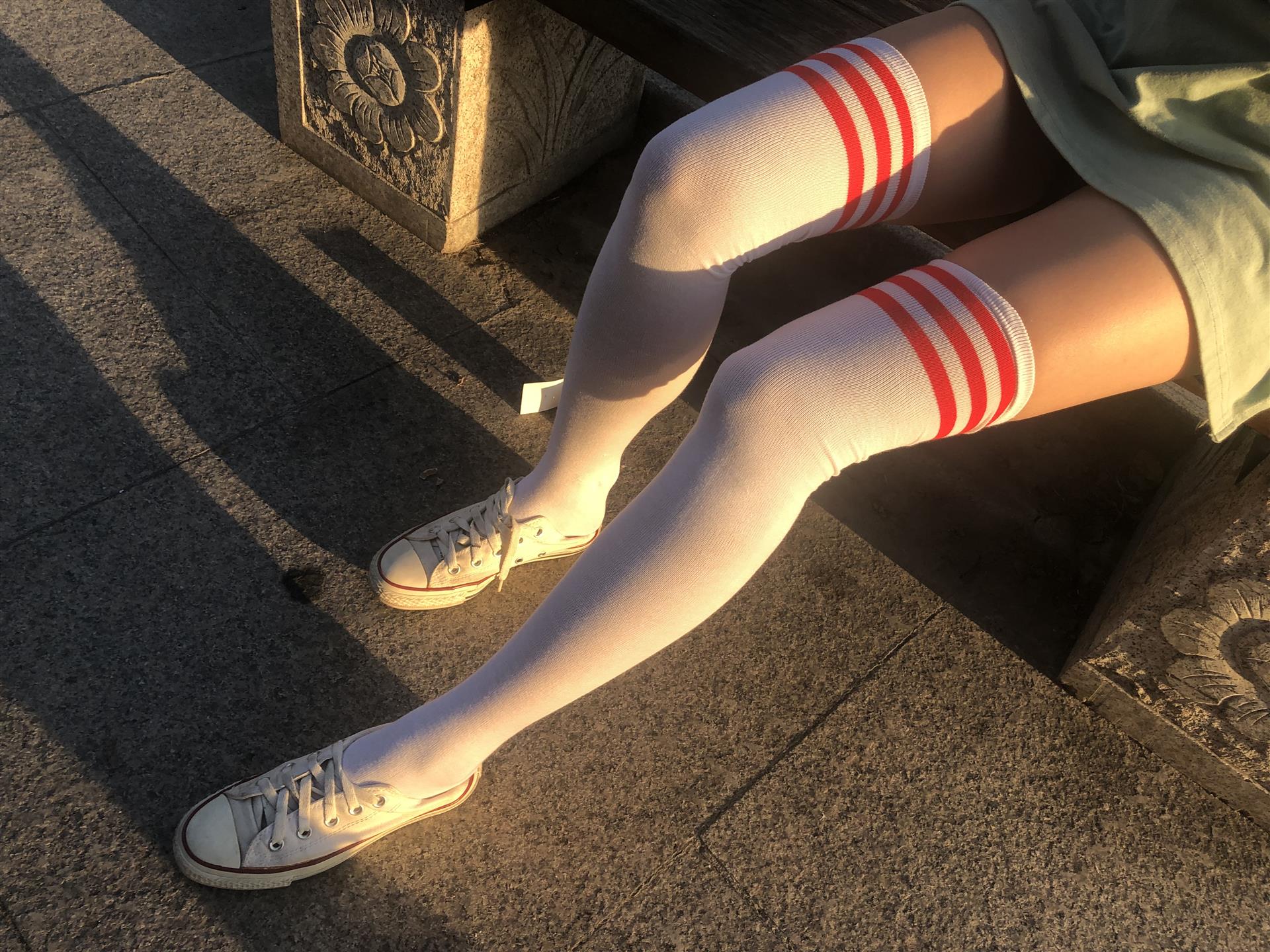 《学姐帆布鞋の长白袜脚丫+3个视频》作品图