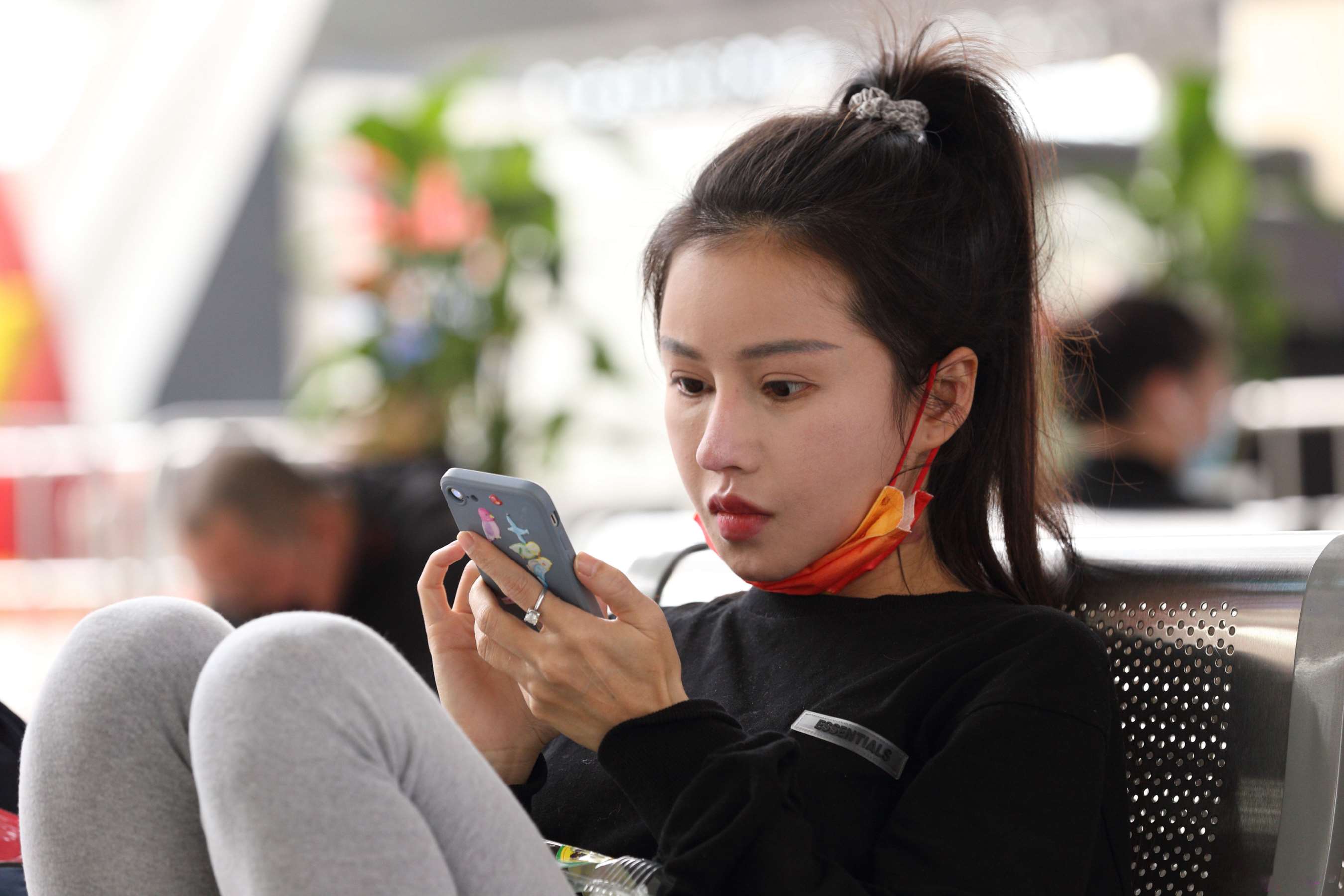 《朝气少女脱掉超脏兮兮的厚底帆布鞋露出柔软修长脚丫》作品图