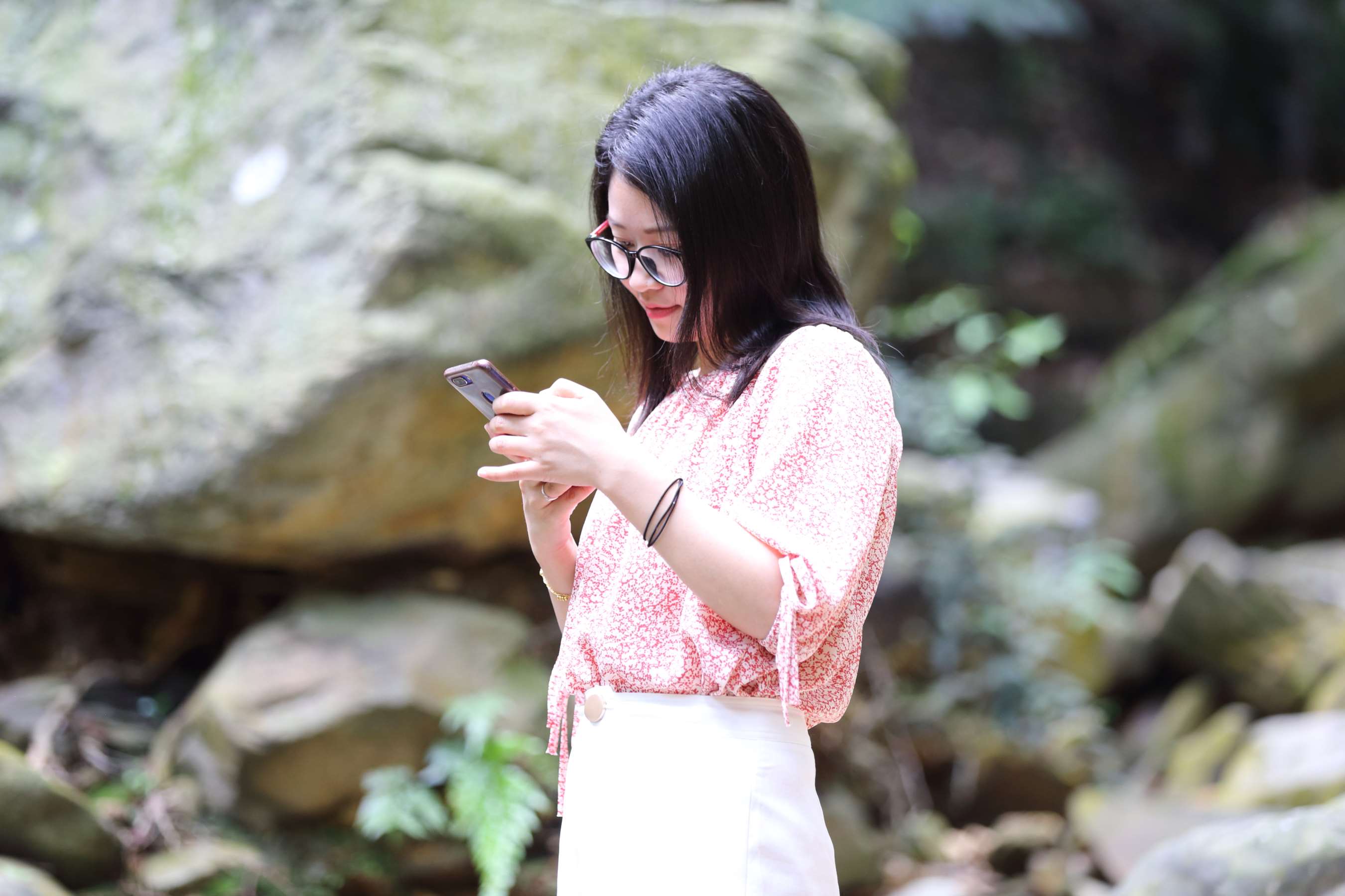 《漂亮短发眼镜学妹蕾丝船袜小白鞋》作品图