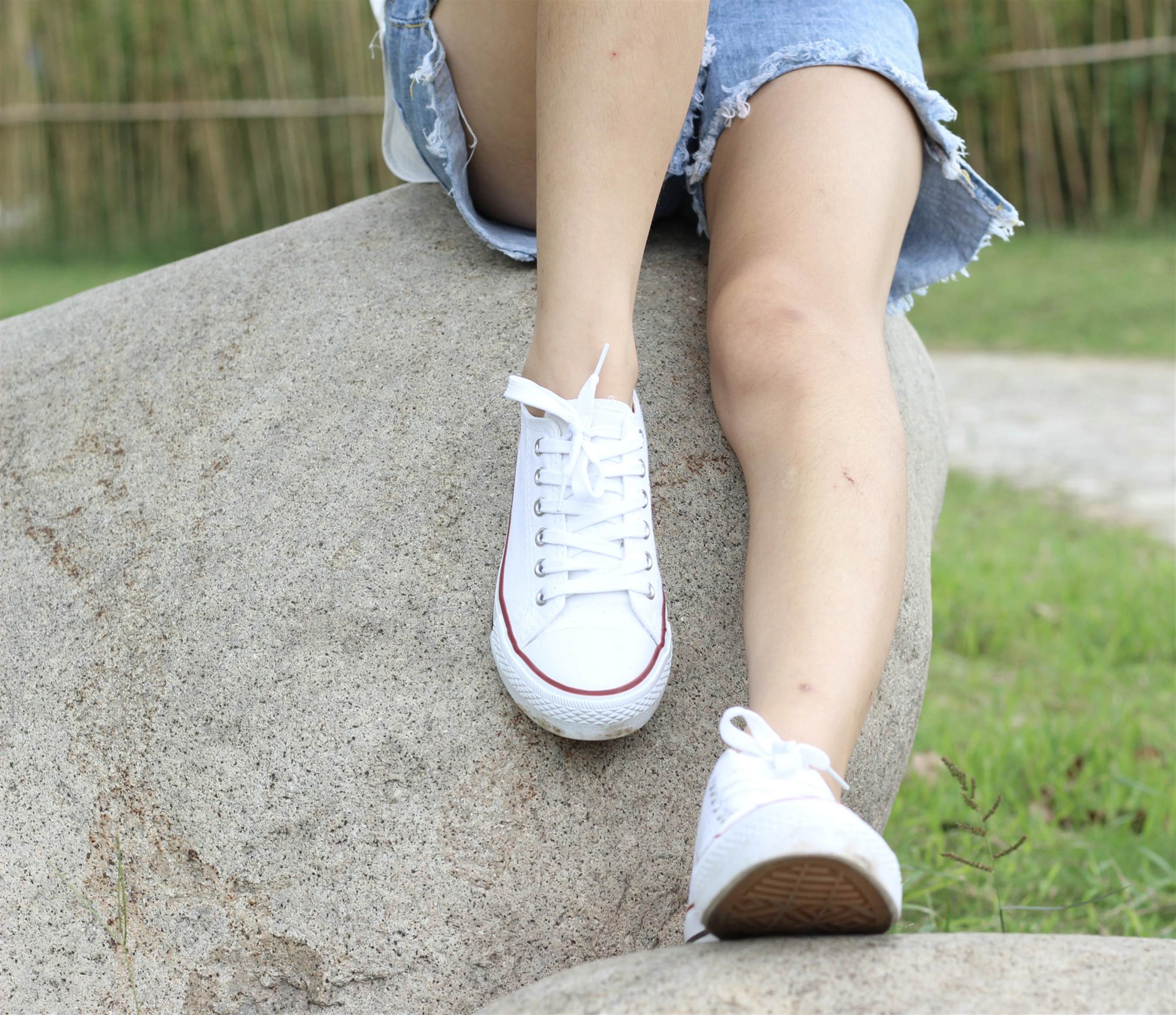 《学妹热裤帆布鞋の船袜脚丫》作品图