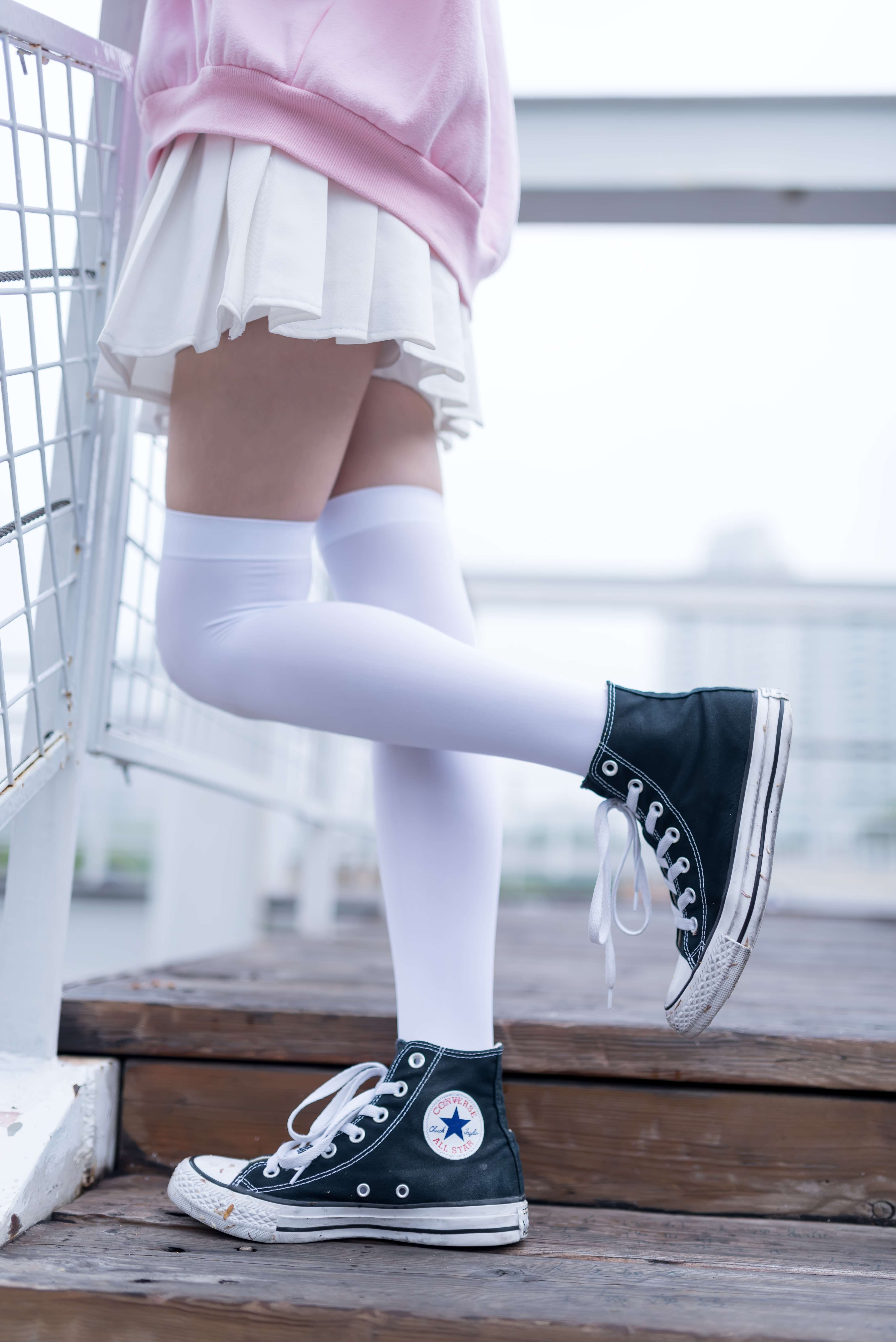 《高帮帆布鞋の长白丝袜》作品图