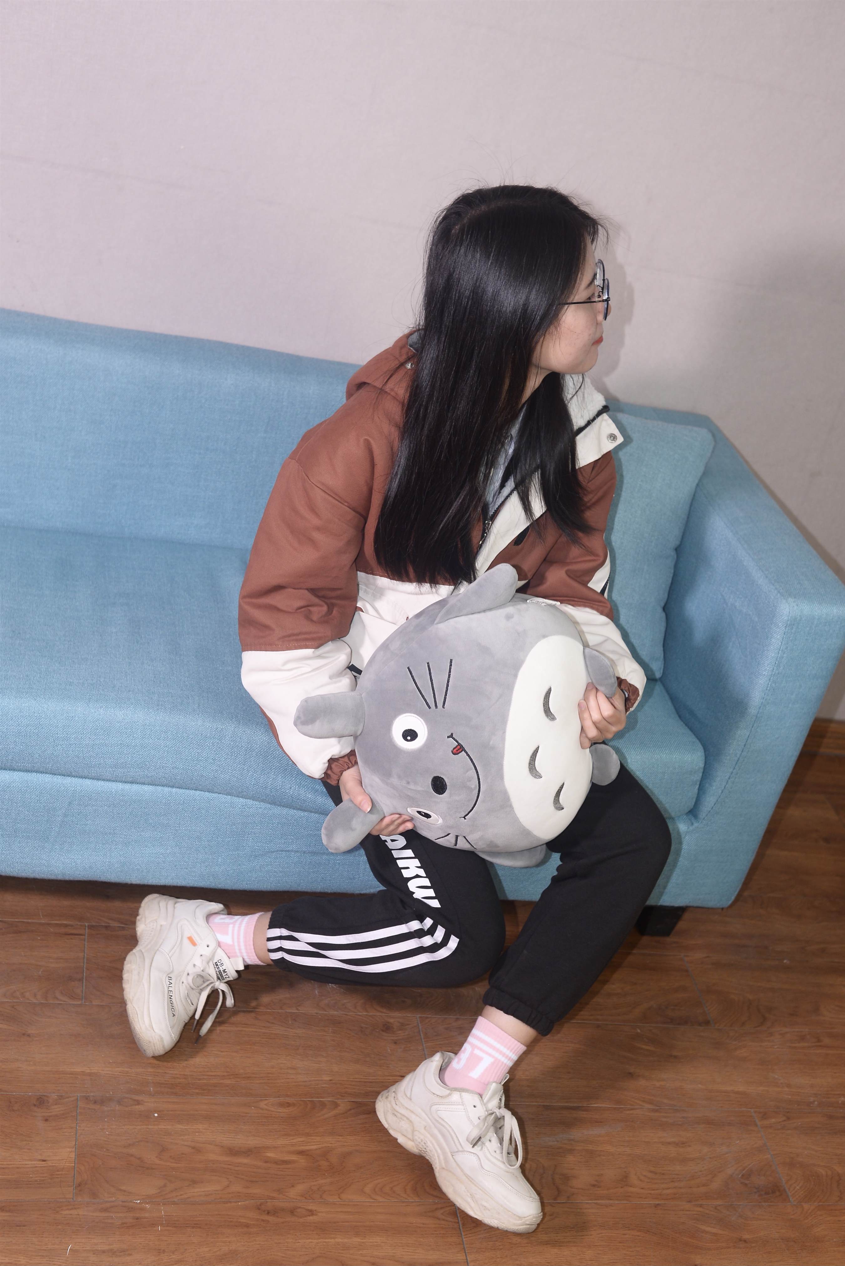 《龙猫抱枕の眼镜学妹》作品图