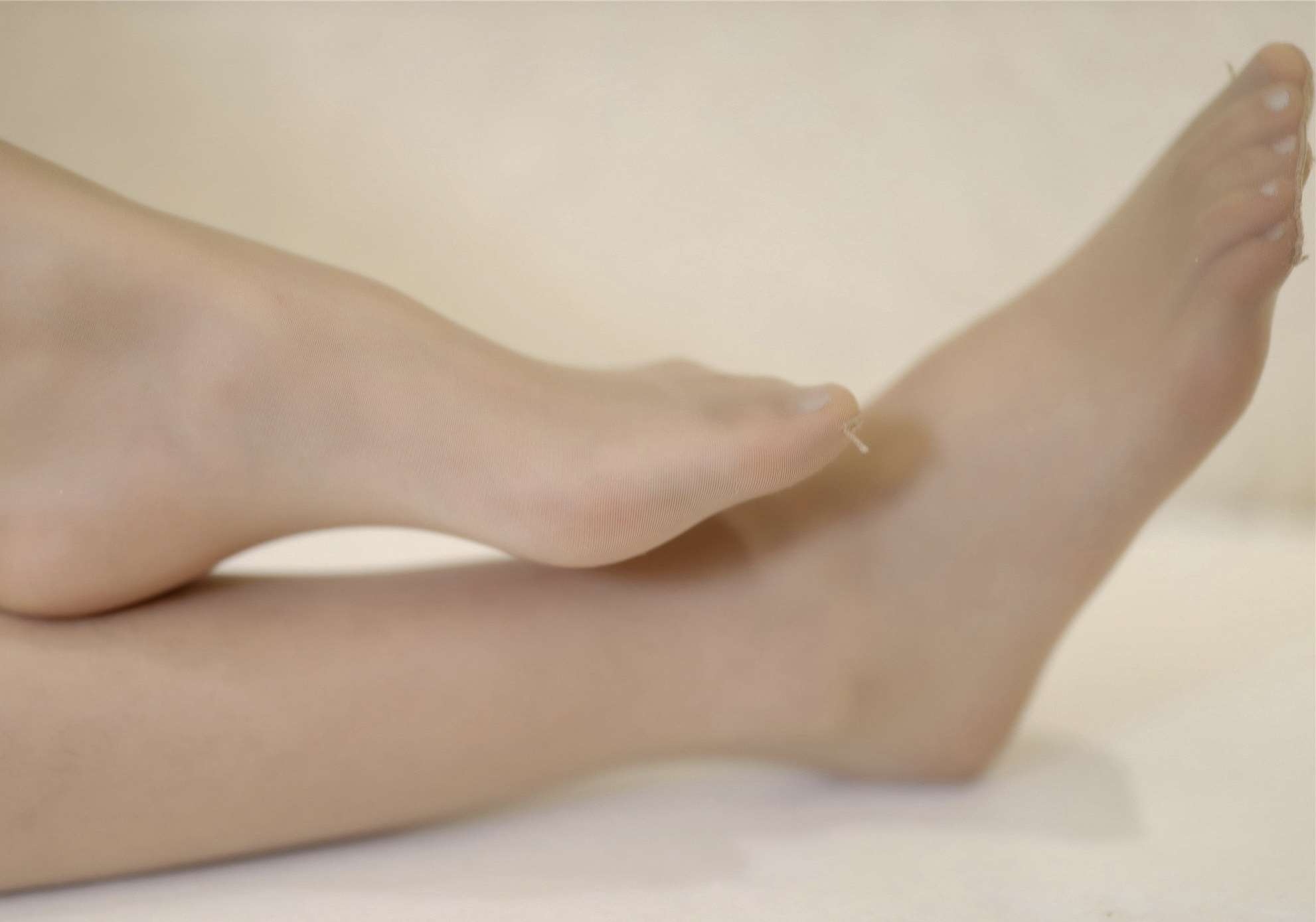 《白裙の丝足》作品图