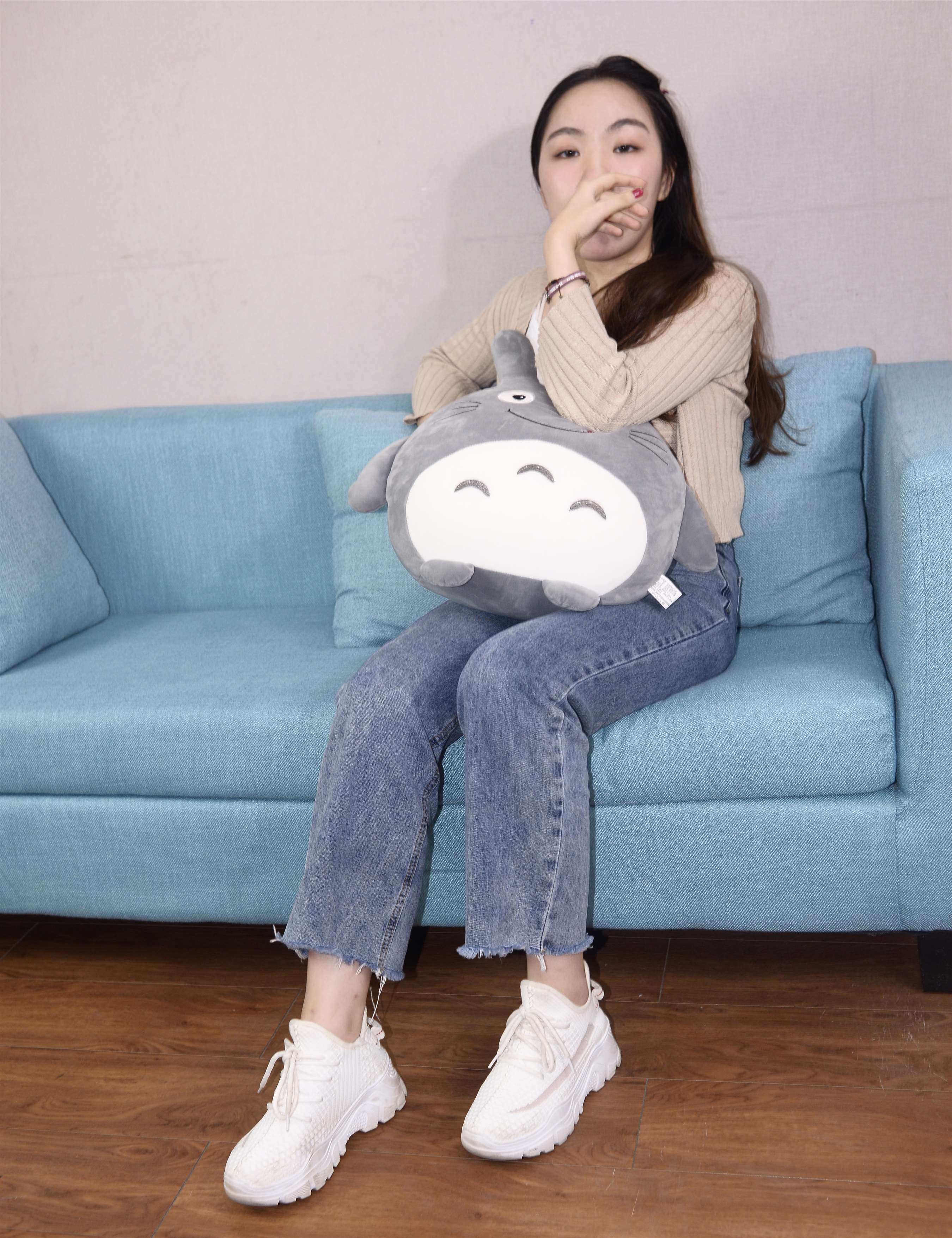 《全程玩手机的小姐姐》作品图