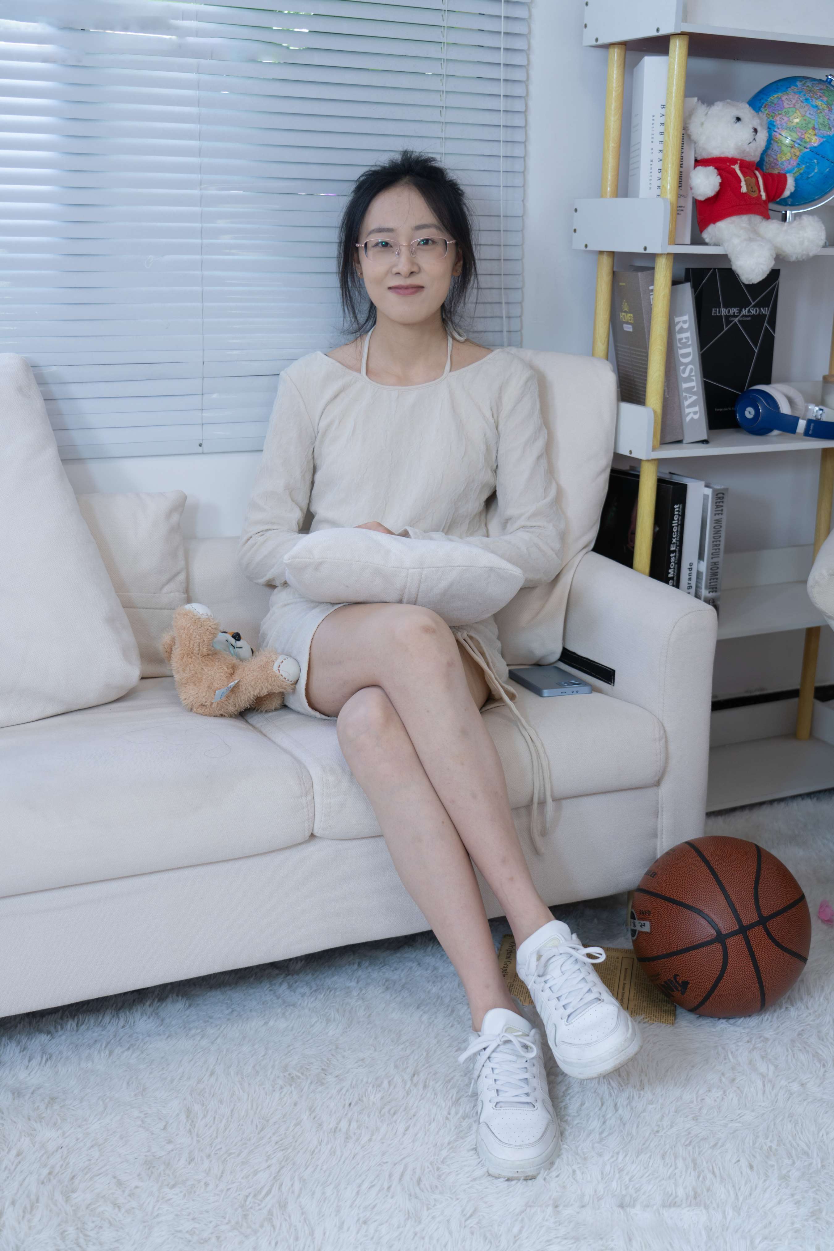 《静静-板鞋、白棉袜、裸足》作品图