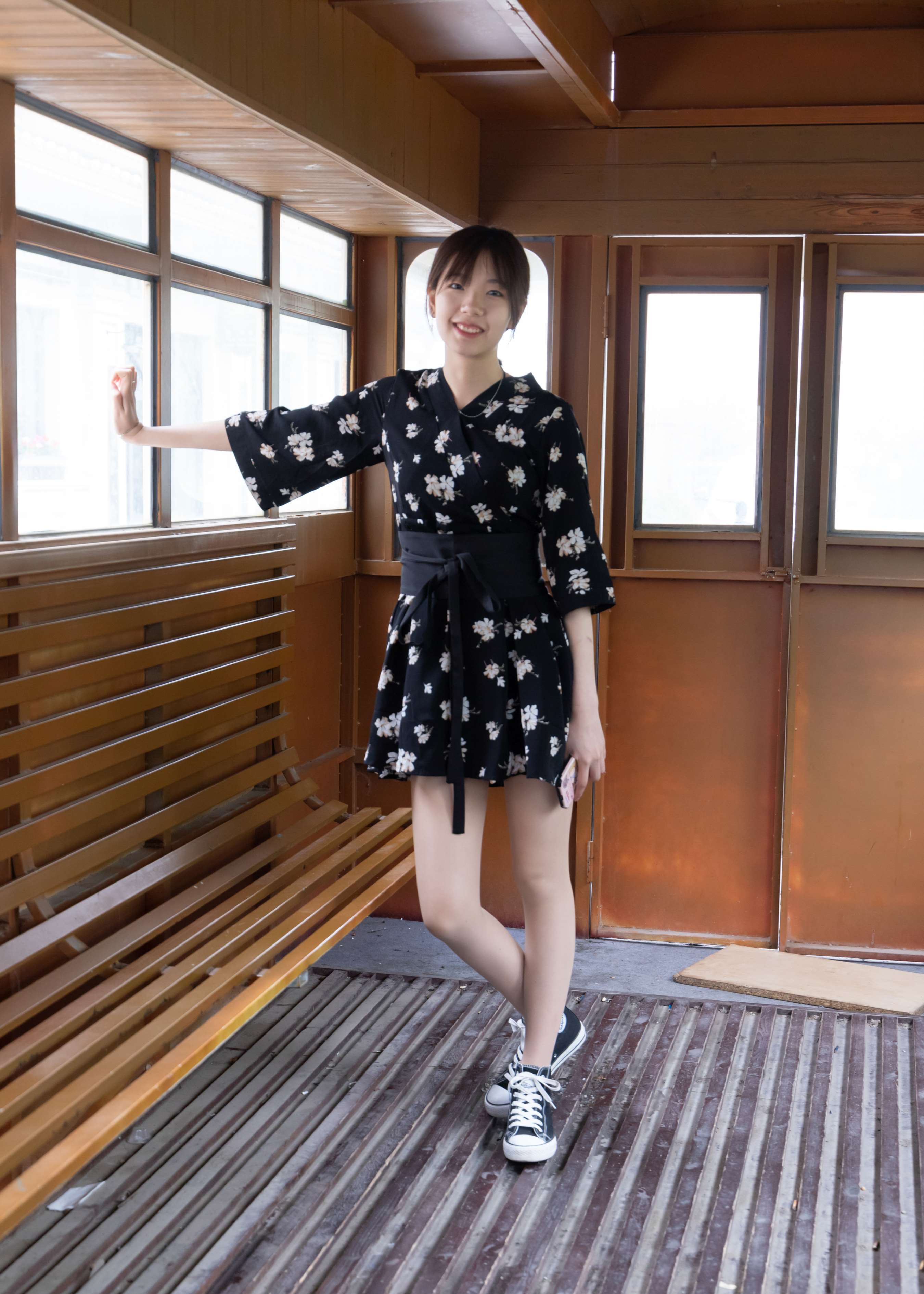 《学妹黑裙高帮帆布鞋の棉袜脚》作品图