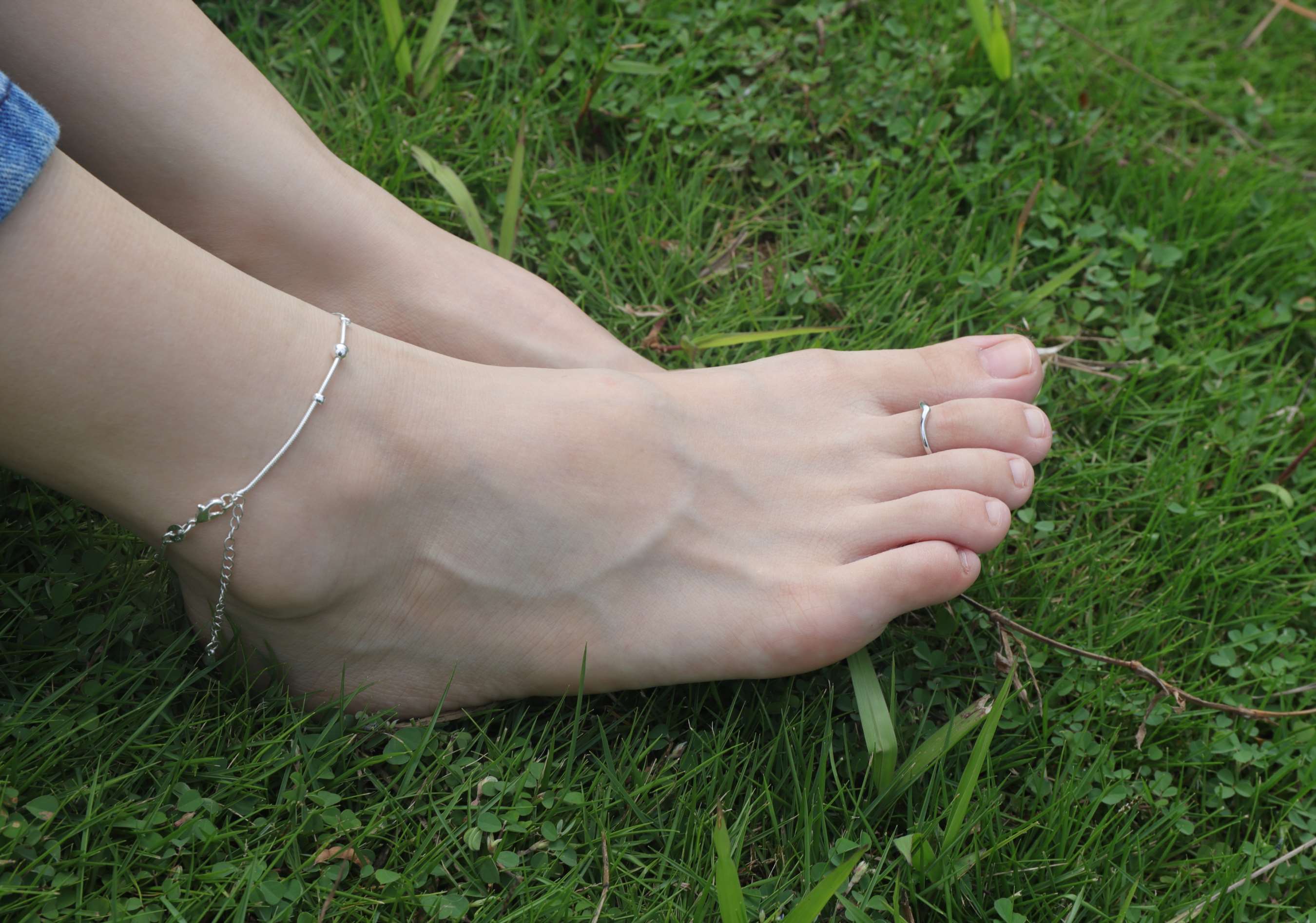 《大学生小茵的白嫩脚丫》作品图