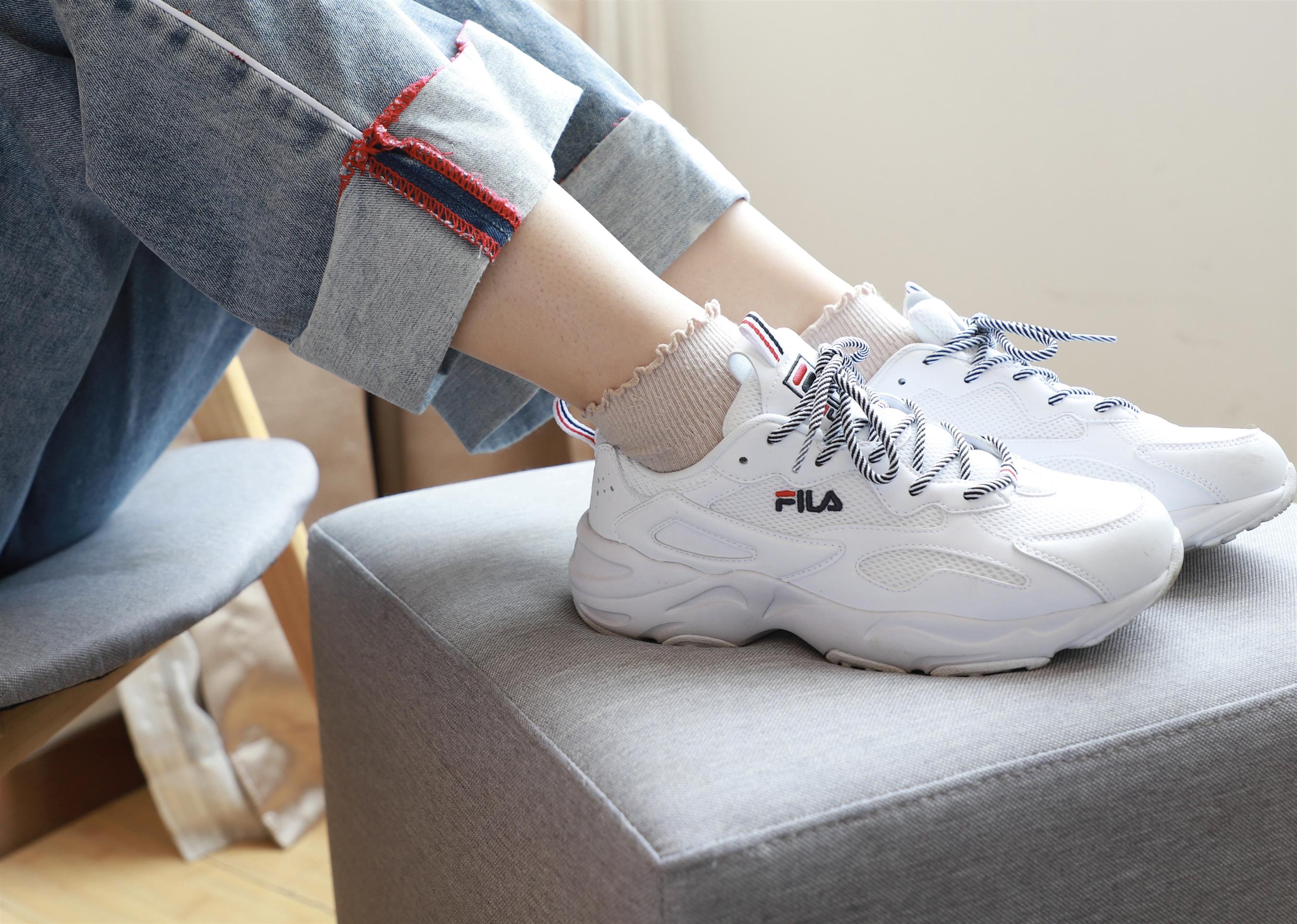 《运动鞋の棉袜脚丫》作品图