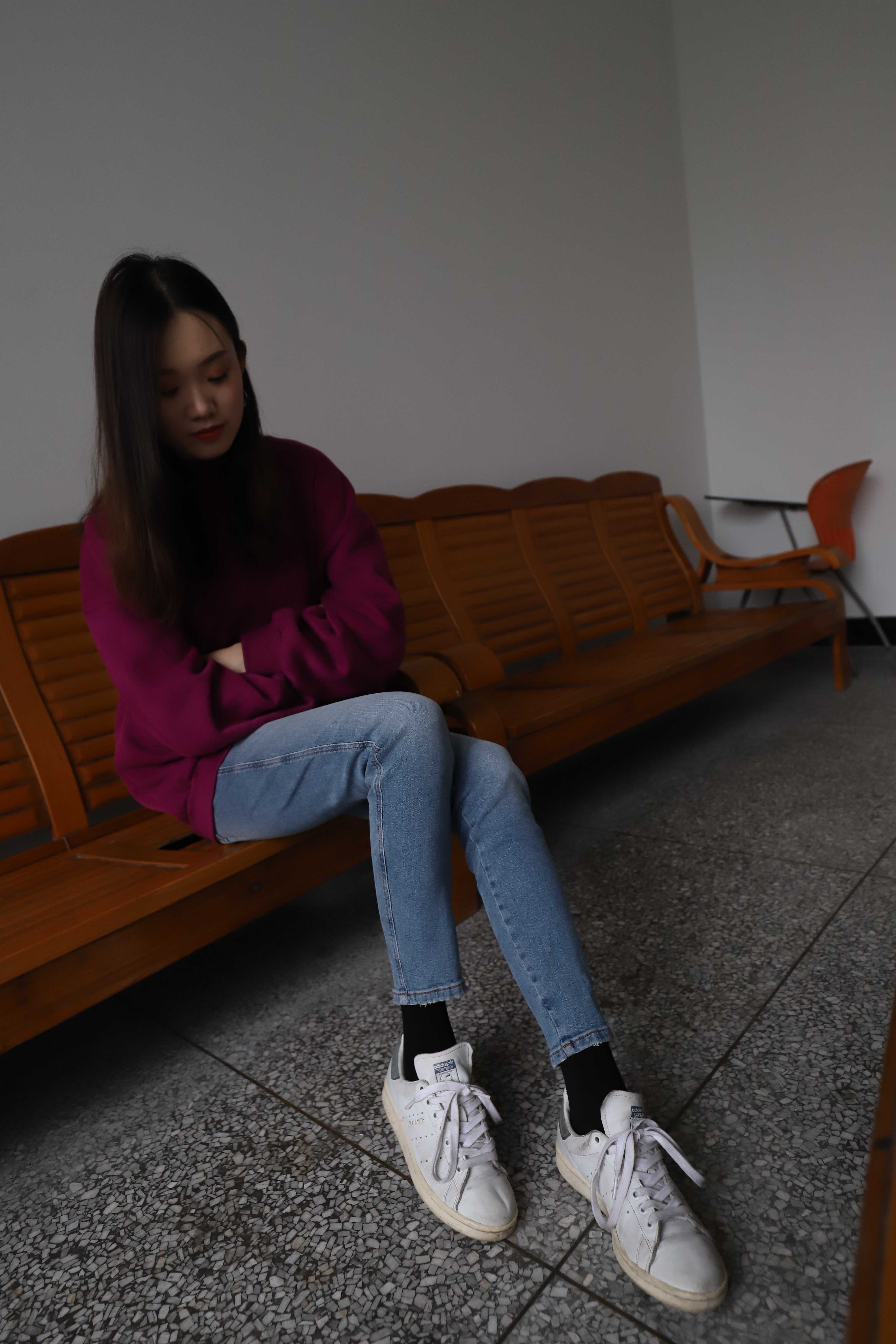 《牛仔板鞋の黑棉袜脚》作品图