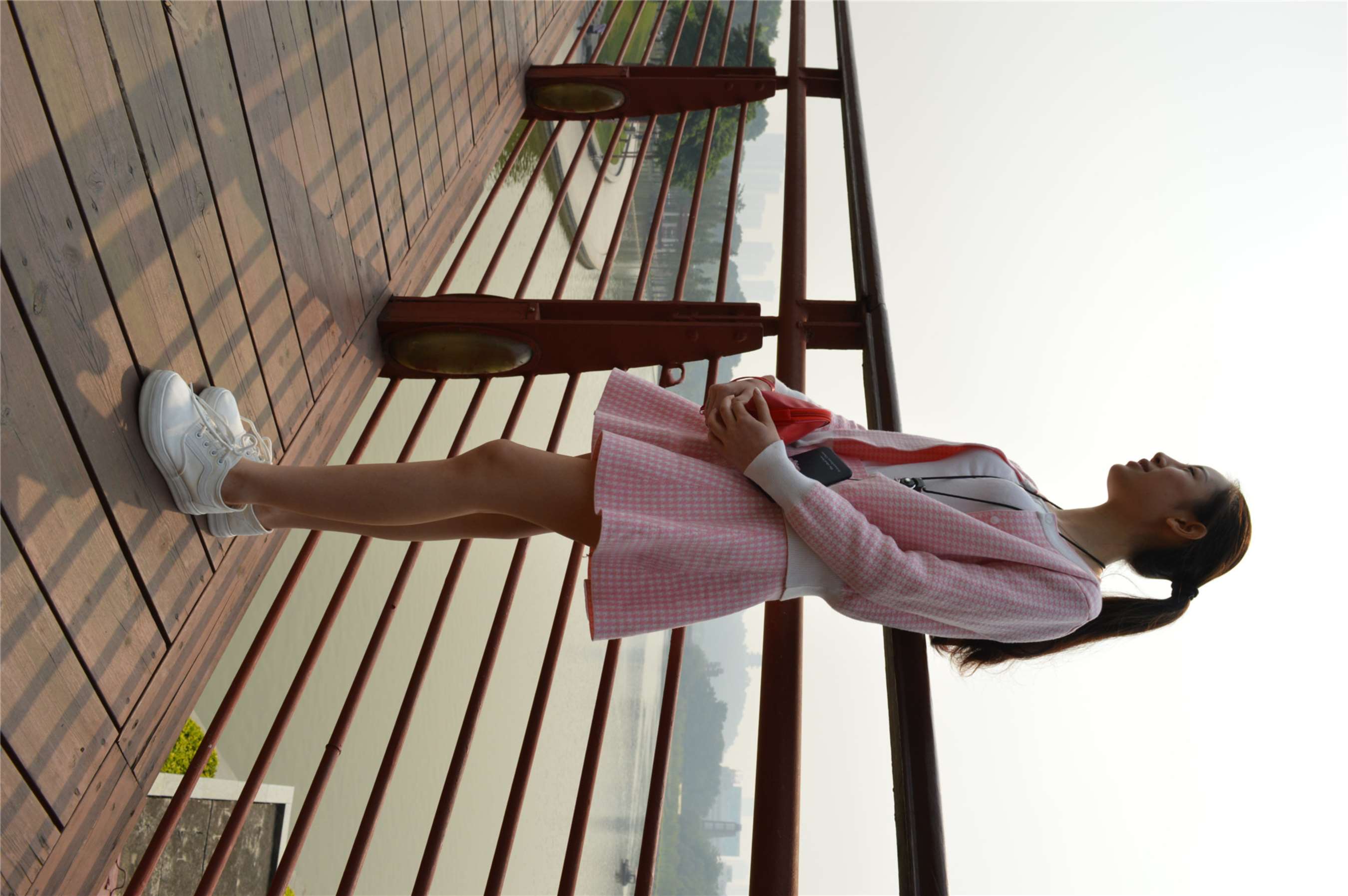 《玲玲草地上秀美脚》作品图