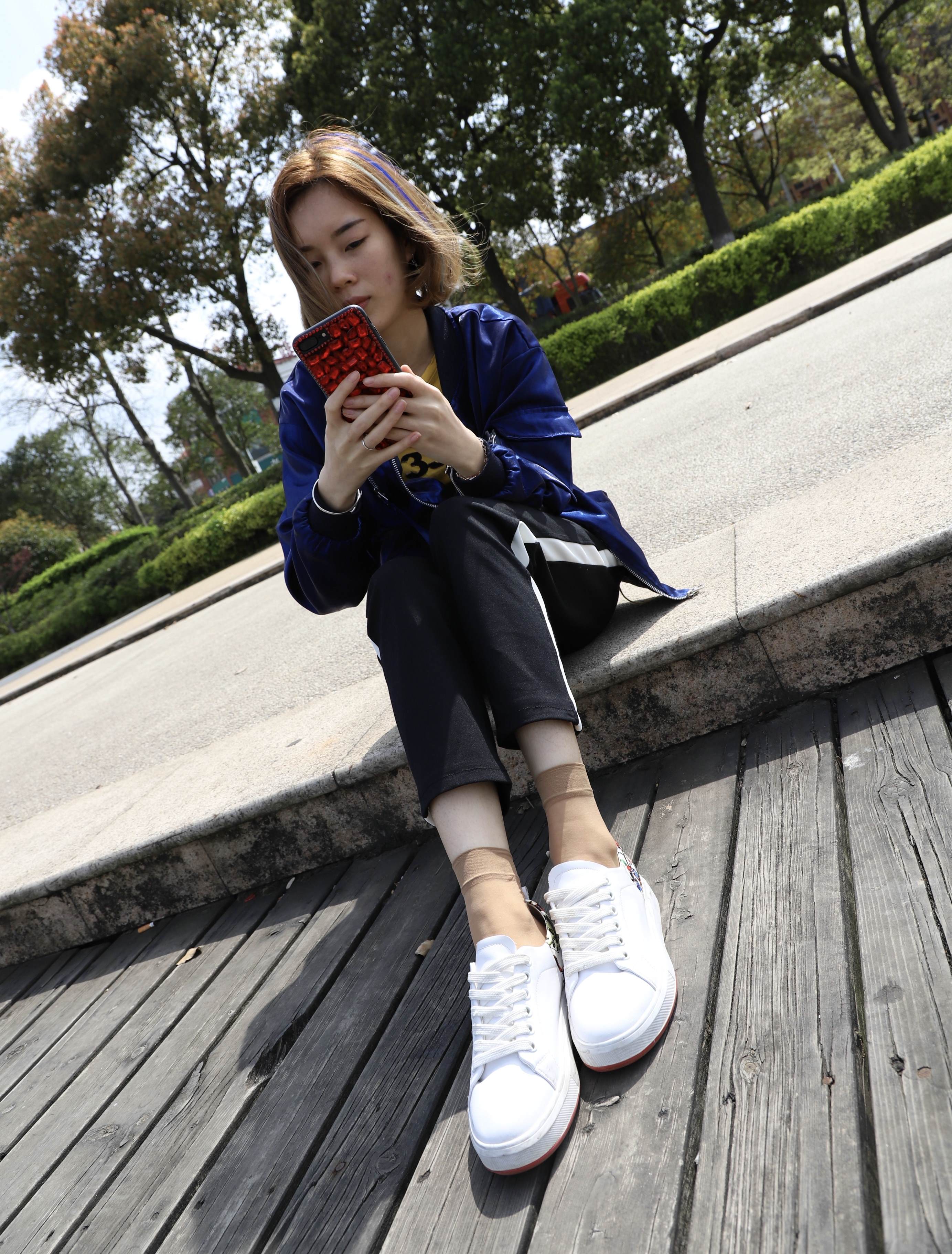 《湖边的板鞋の丝袜脚》作品图