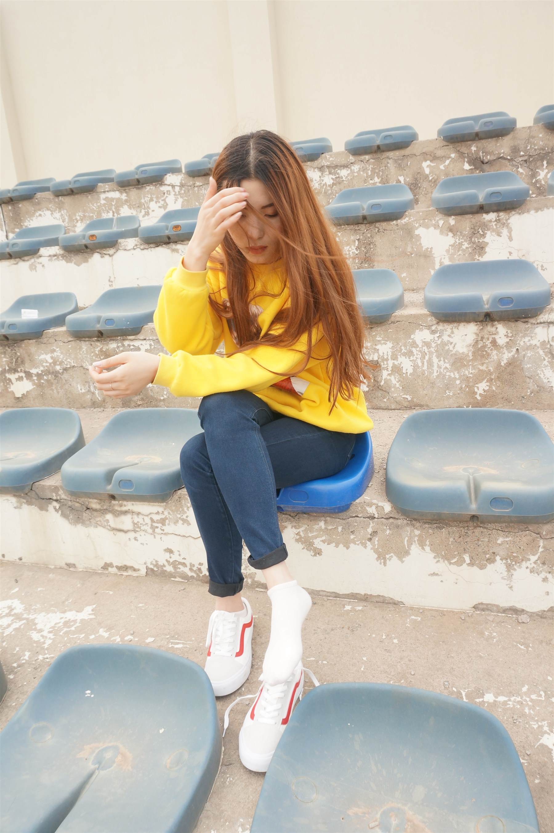 《操场牛仔裤棉袜の裸足脚丫》作品图