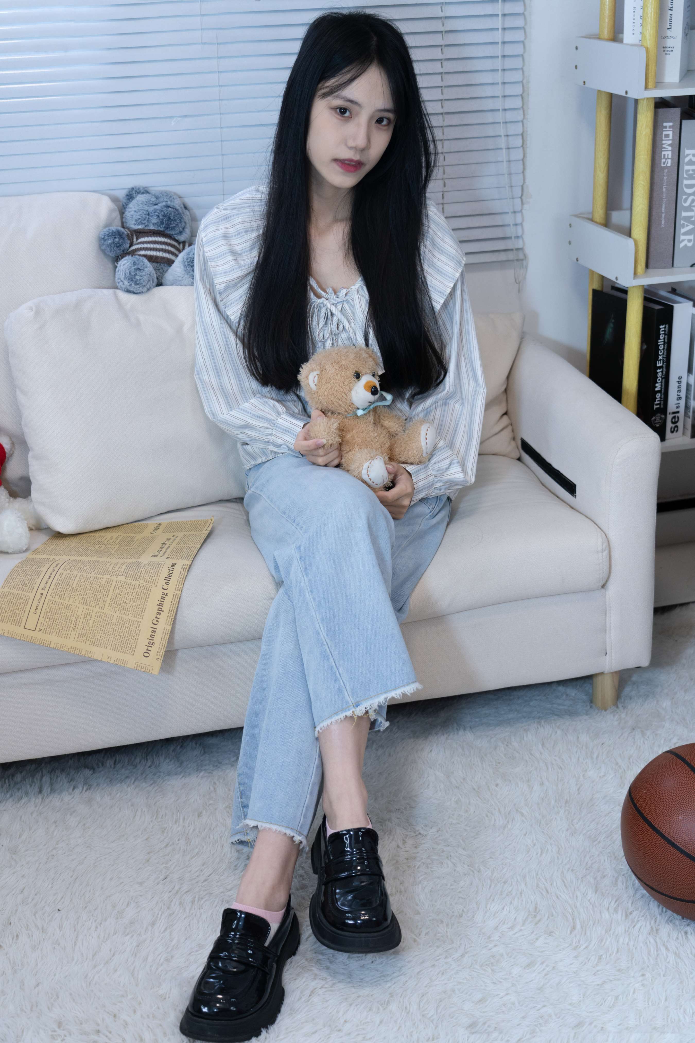 《胡桃-皮鞋白棉袜の裸足》作品图