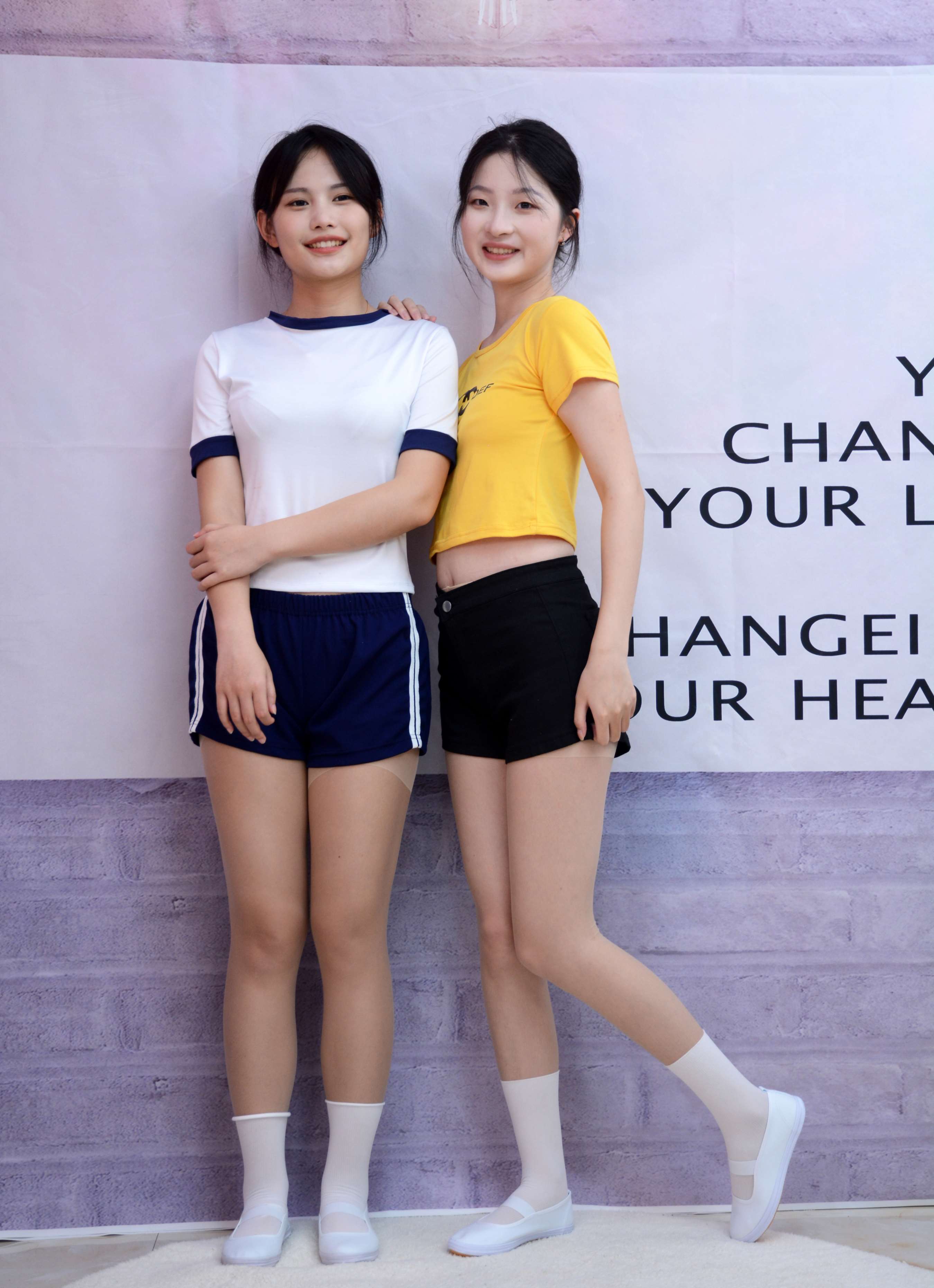 《安妮、幺幺 姐妹合影》作品图