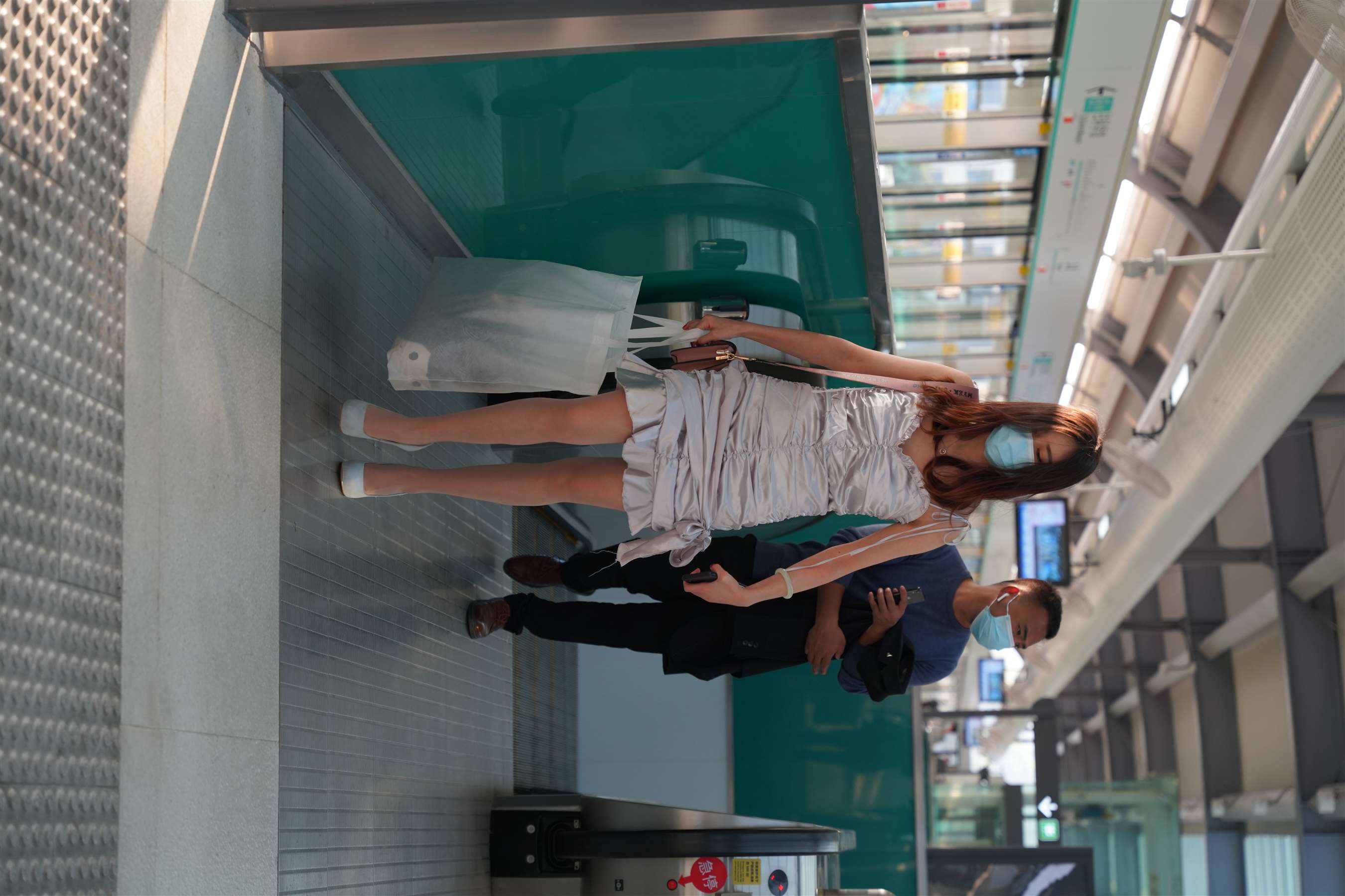 《地铁遇见肉丝【套图+视频2个】》作品图