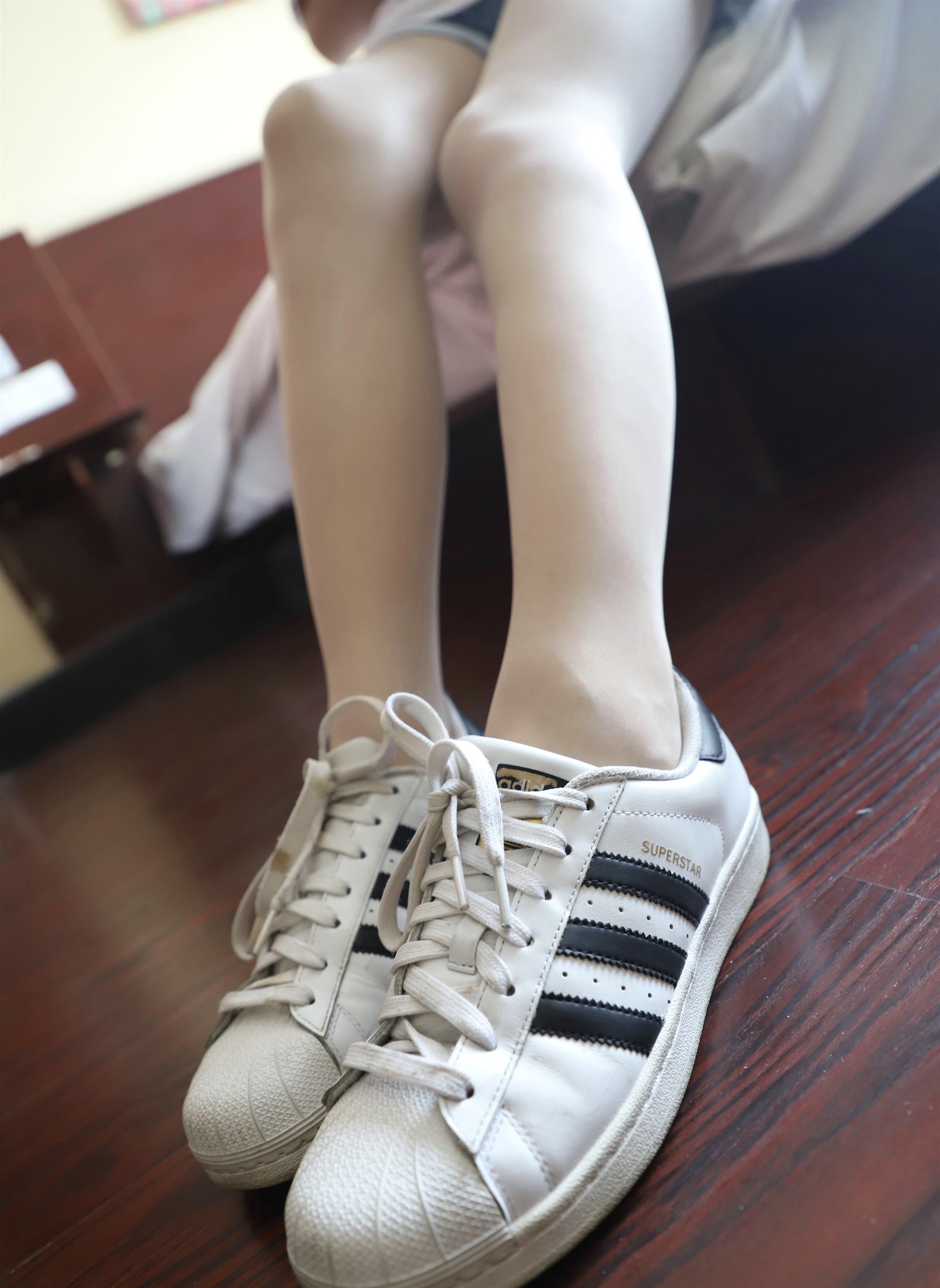 《脏板鞋の丝袜脚丫+视频1个》作品图