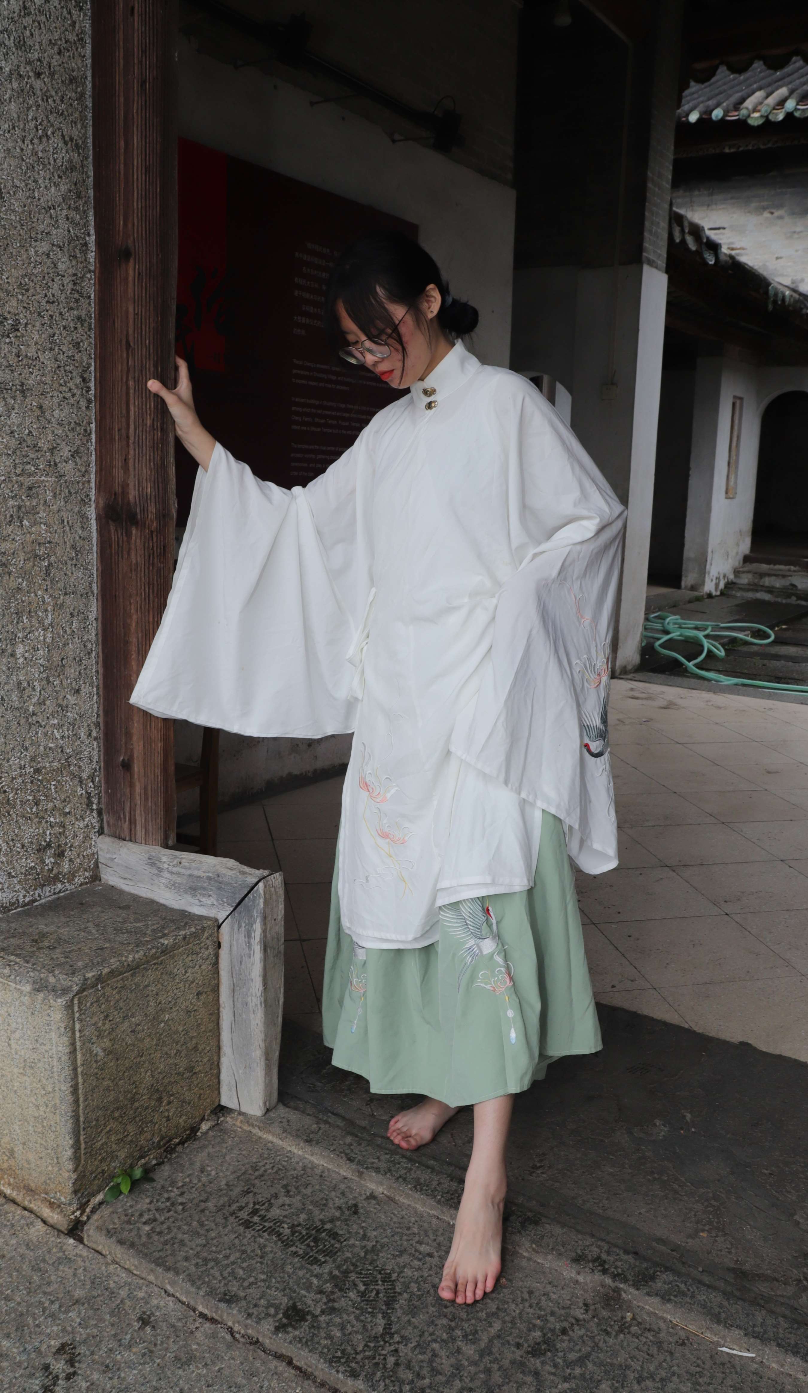 《珊珊学姐穿上汉服在古镇赤脚玩耍》作品图