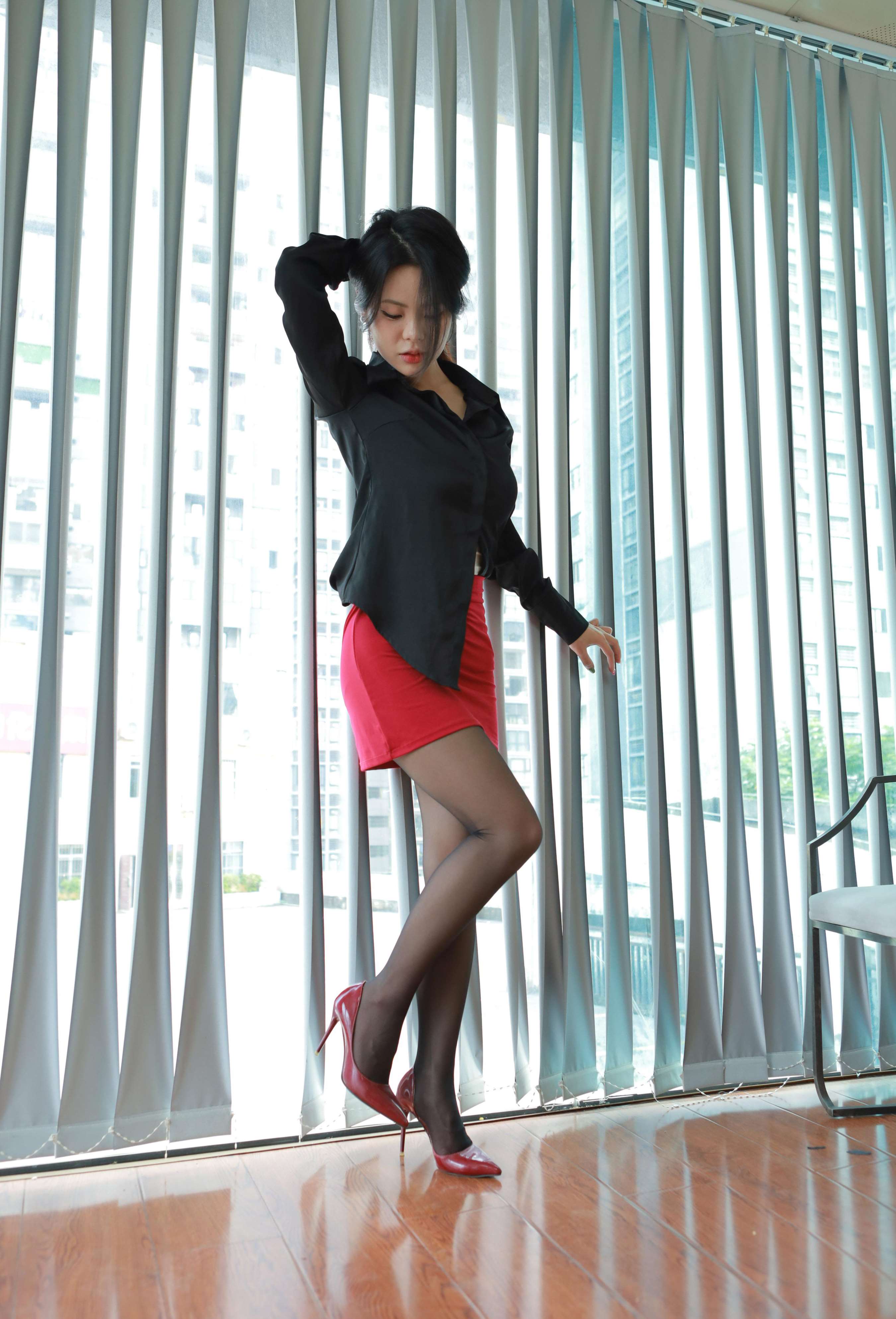 《兔兔-黑丝红裙》作品图