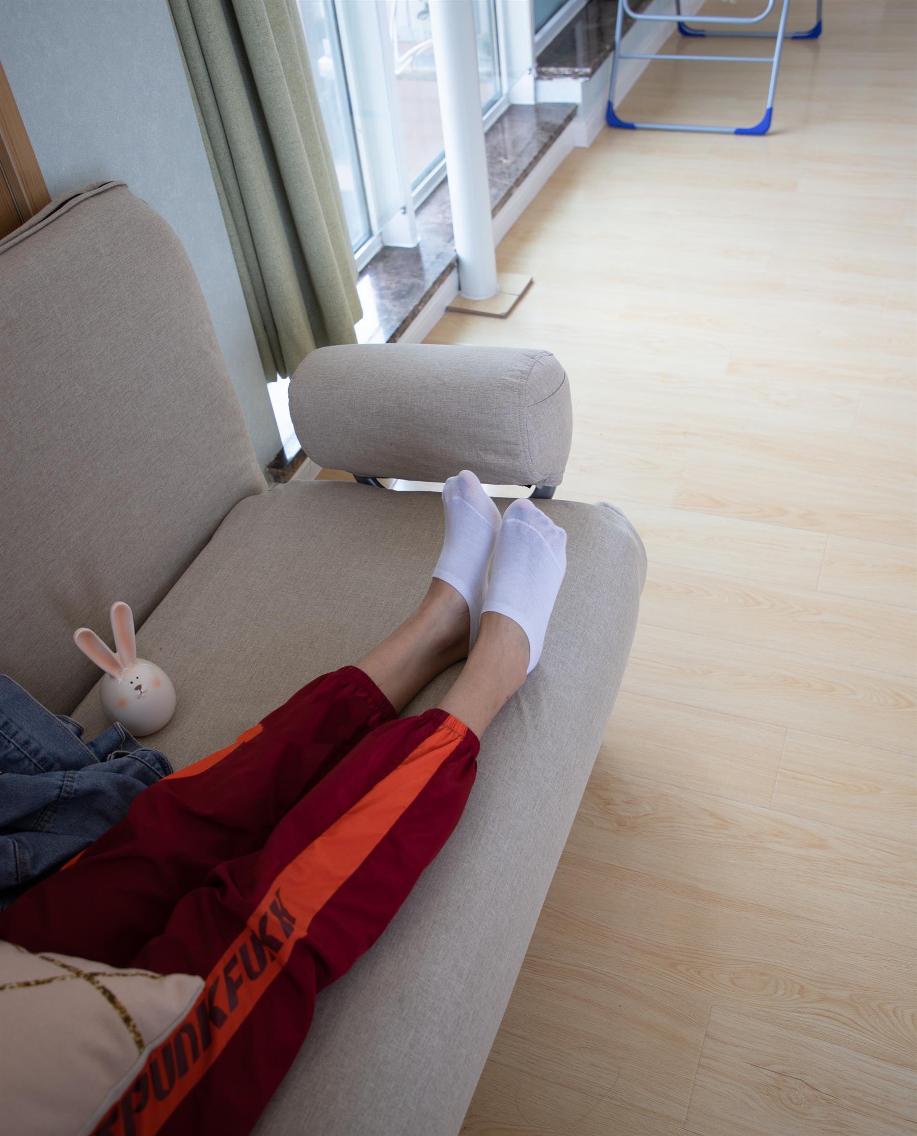 《小姐姐的白船袜脚丫+【视频1个网盘下载】》作品图