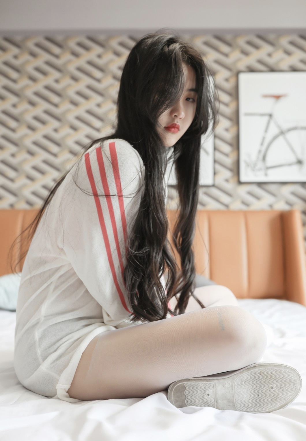 《旅馆板鞋の白丝脚丫》作品图