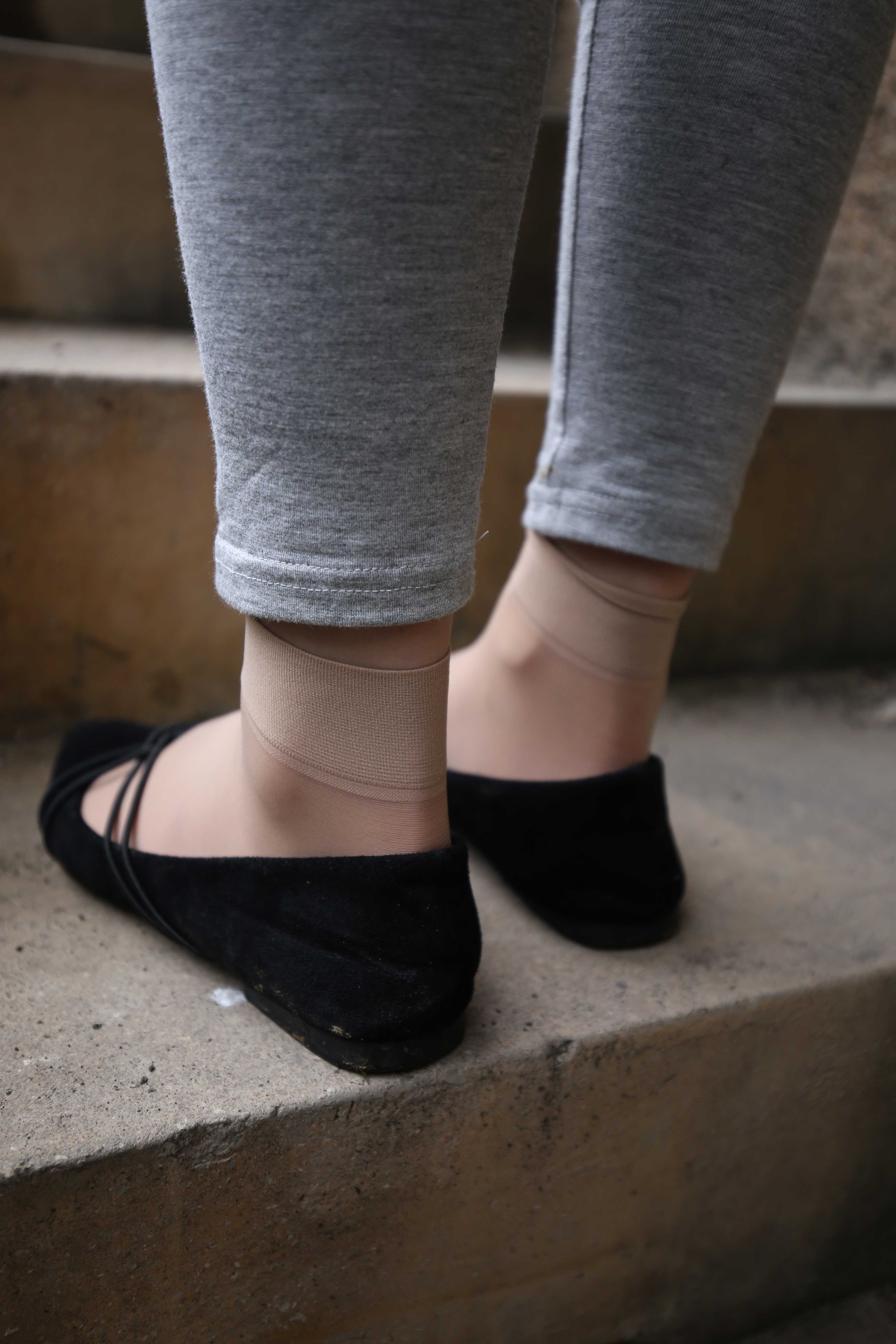 《打底裤の丝袜脚丫》作品图