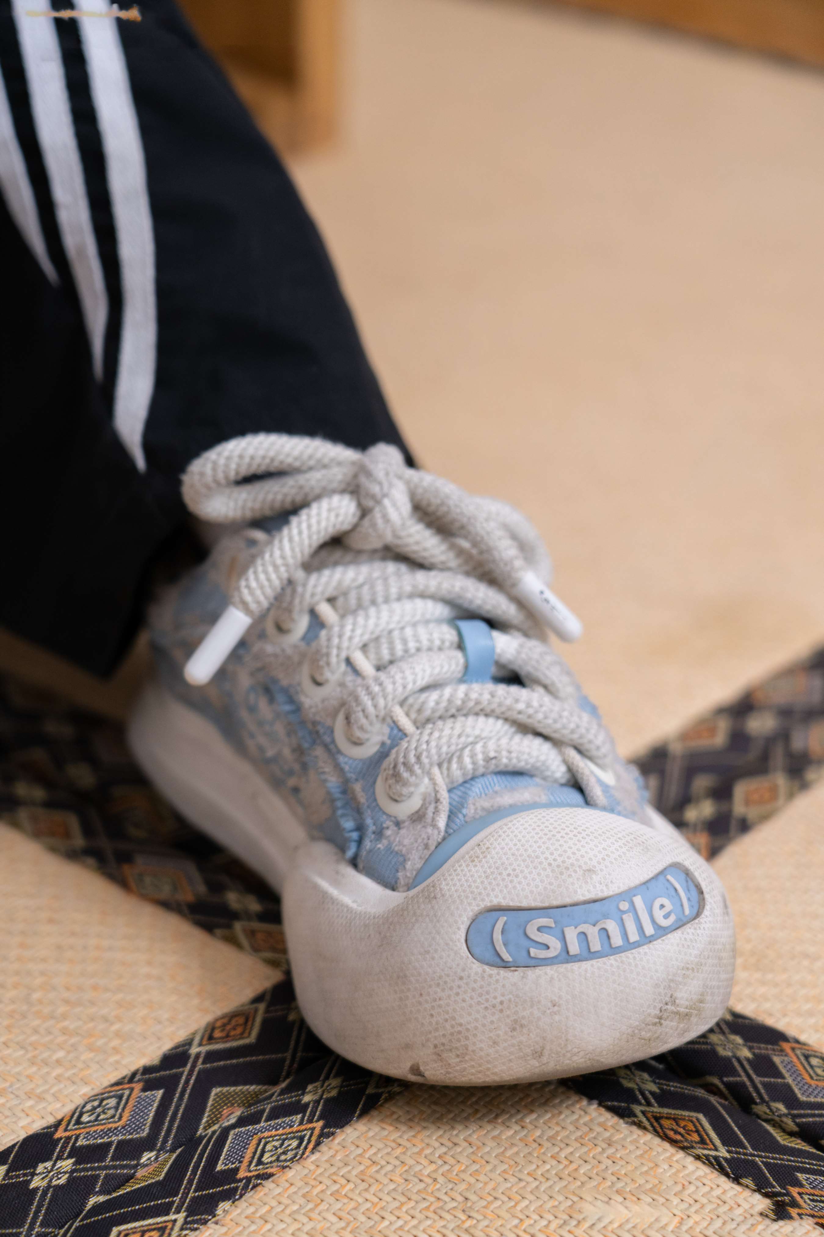 《雪梨 帆布鞋白棉袜の裸足》作品图