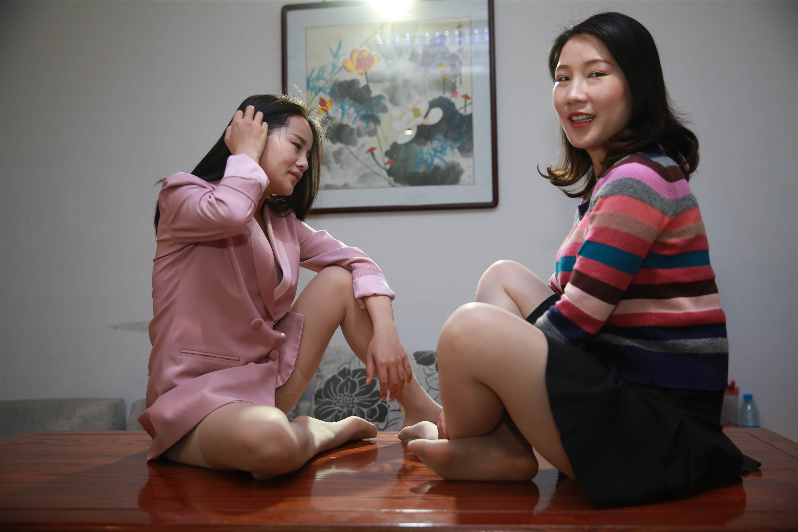 《双人丝袜互脚上》作品图