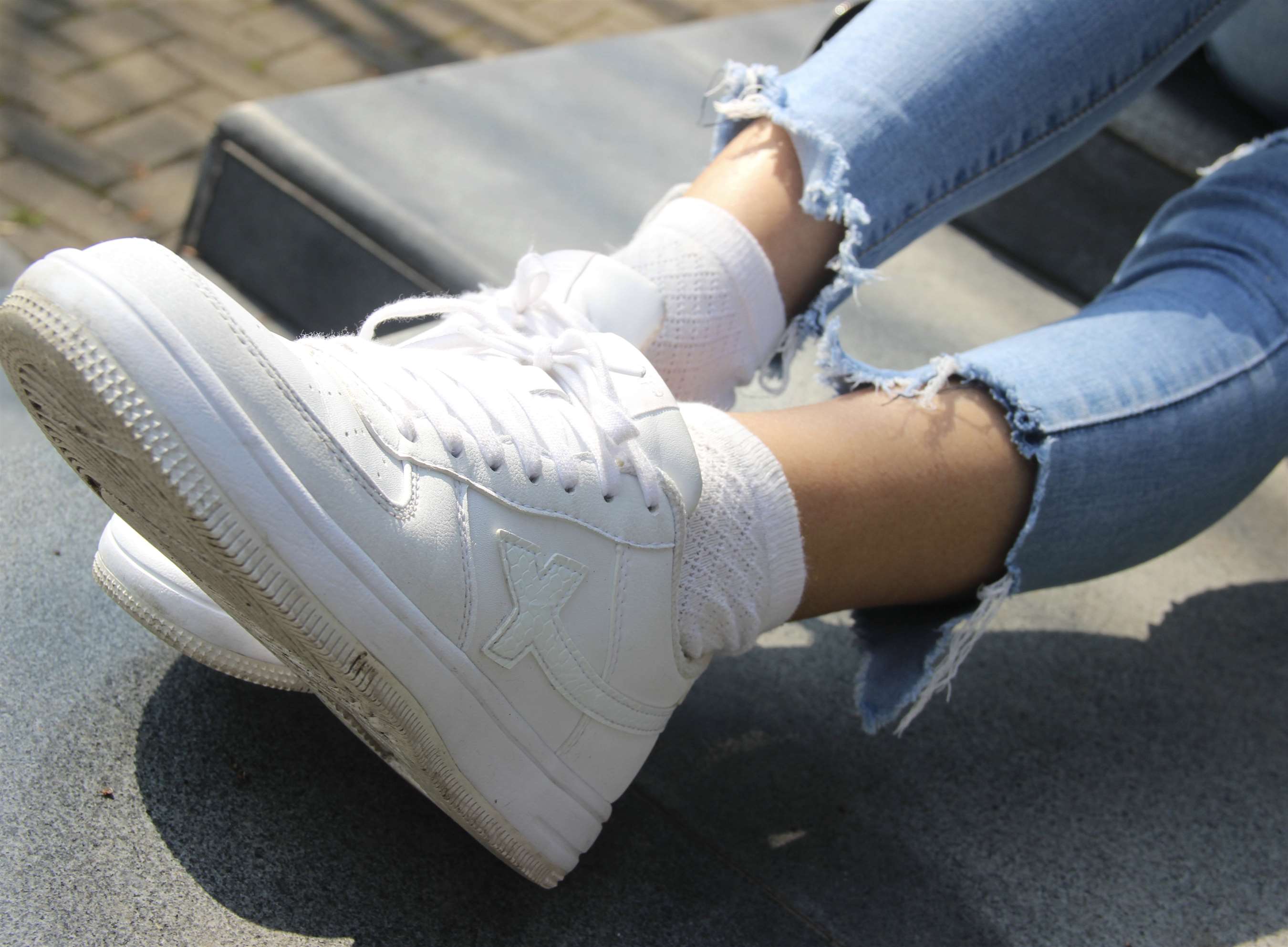 《开洞牛仔の板鞋棉袜脚》作品图