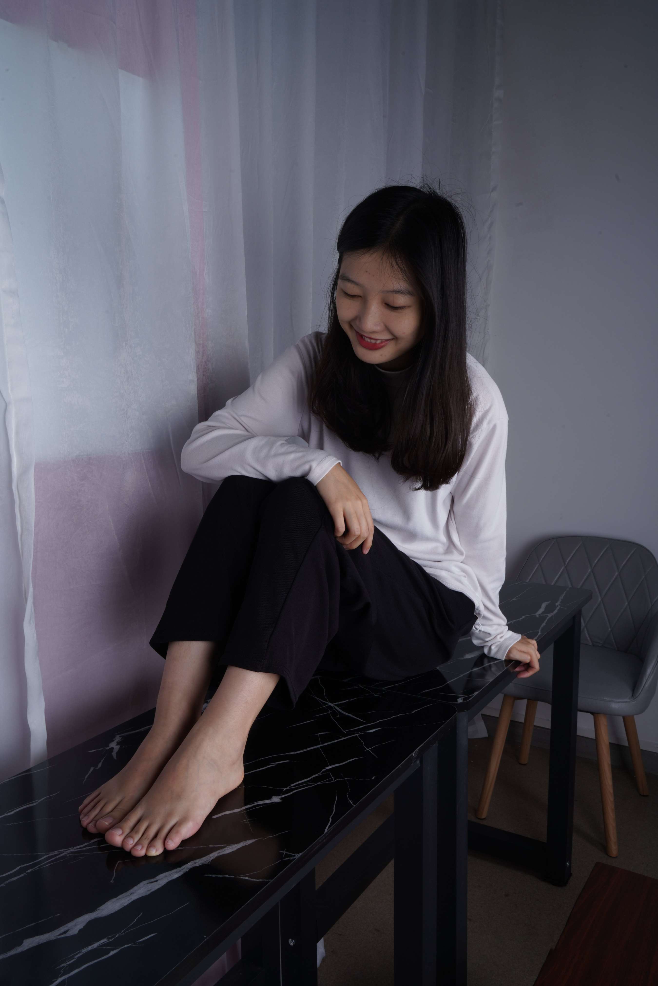 《燕玲展示嫩足》作品图