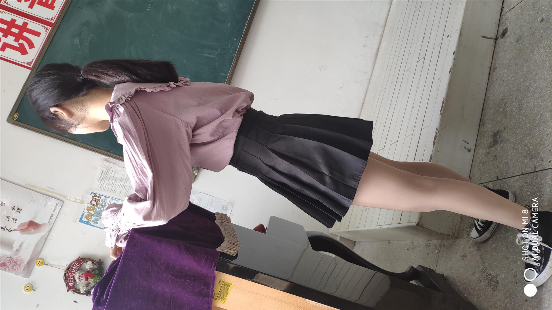 《教室里的帆布鞋の丝袜脚丫+2个视频》作品图