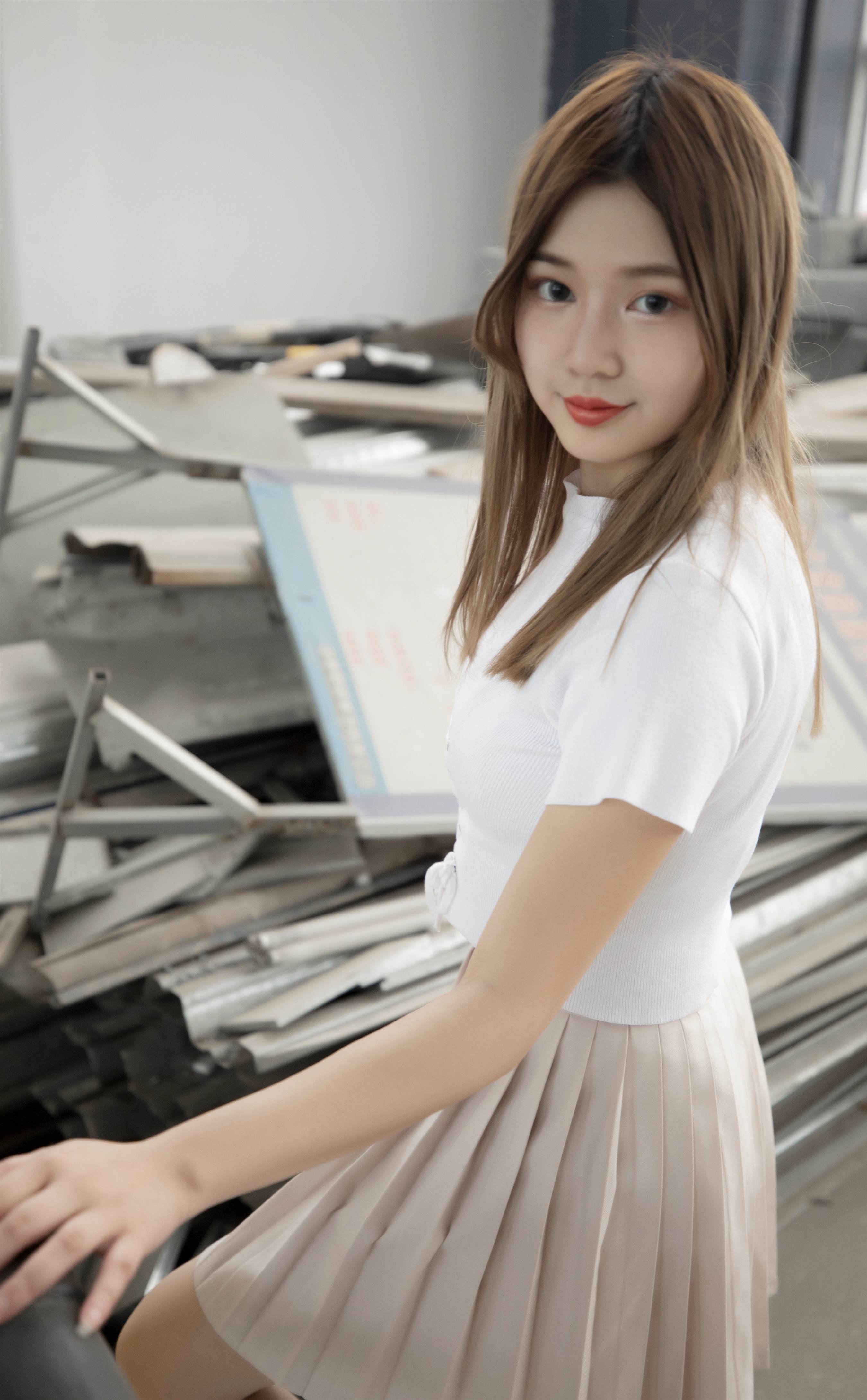 《毛坯房里的丝袜脚丫》作品图