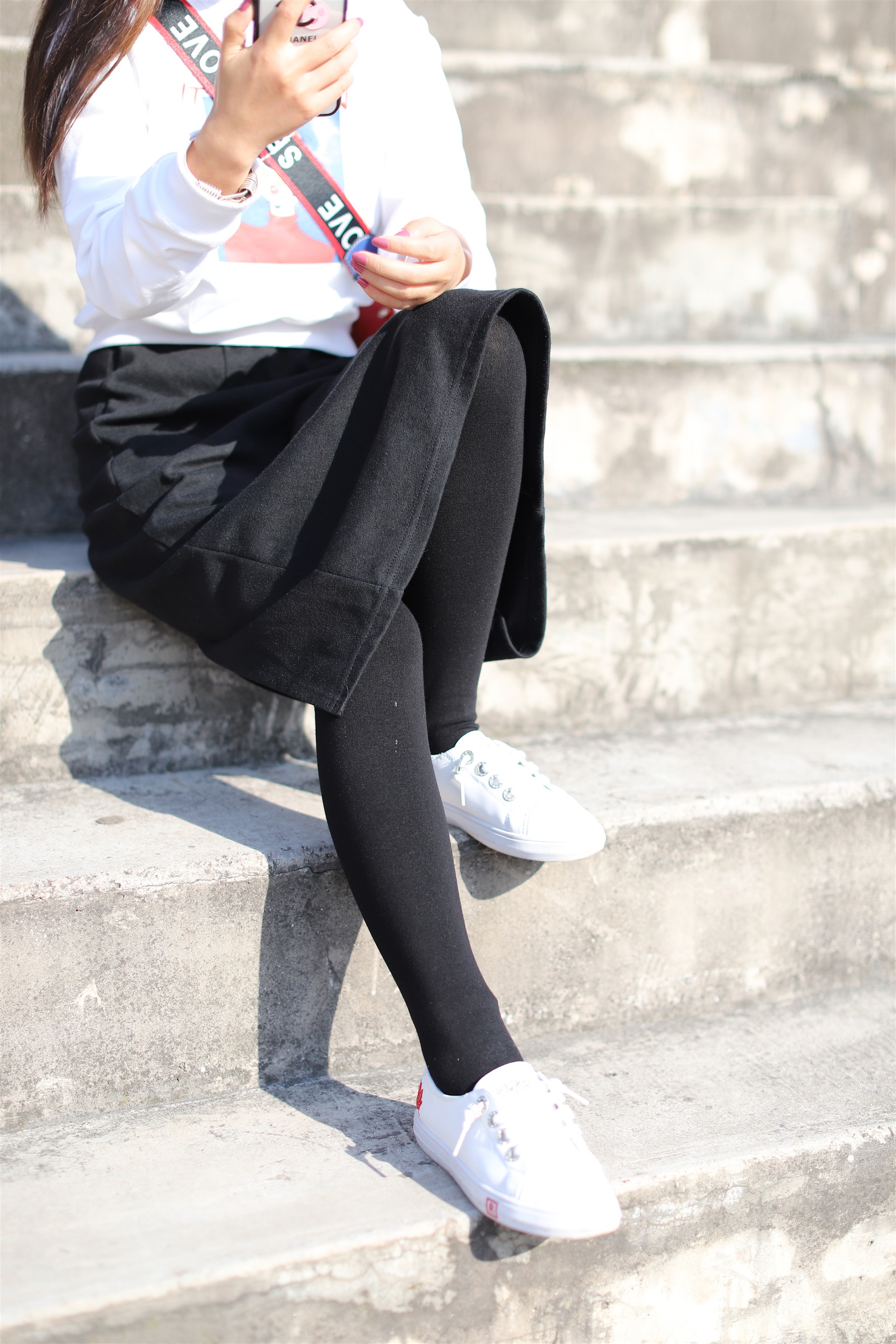 《学妹厚黑丝袜脚丫》作品图