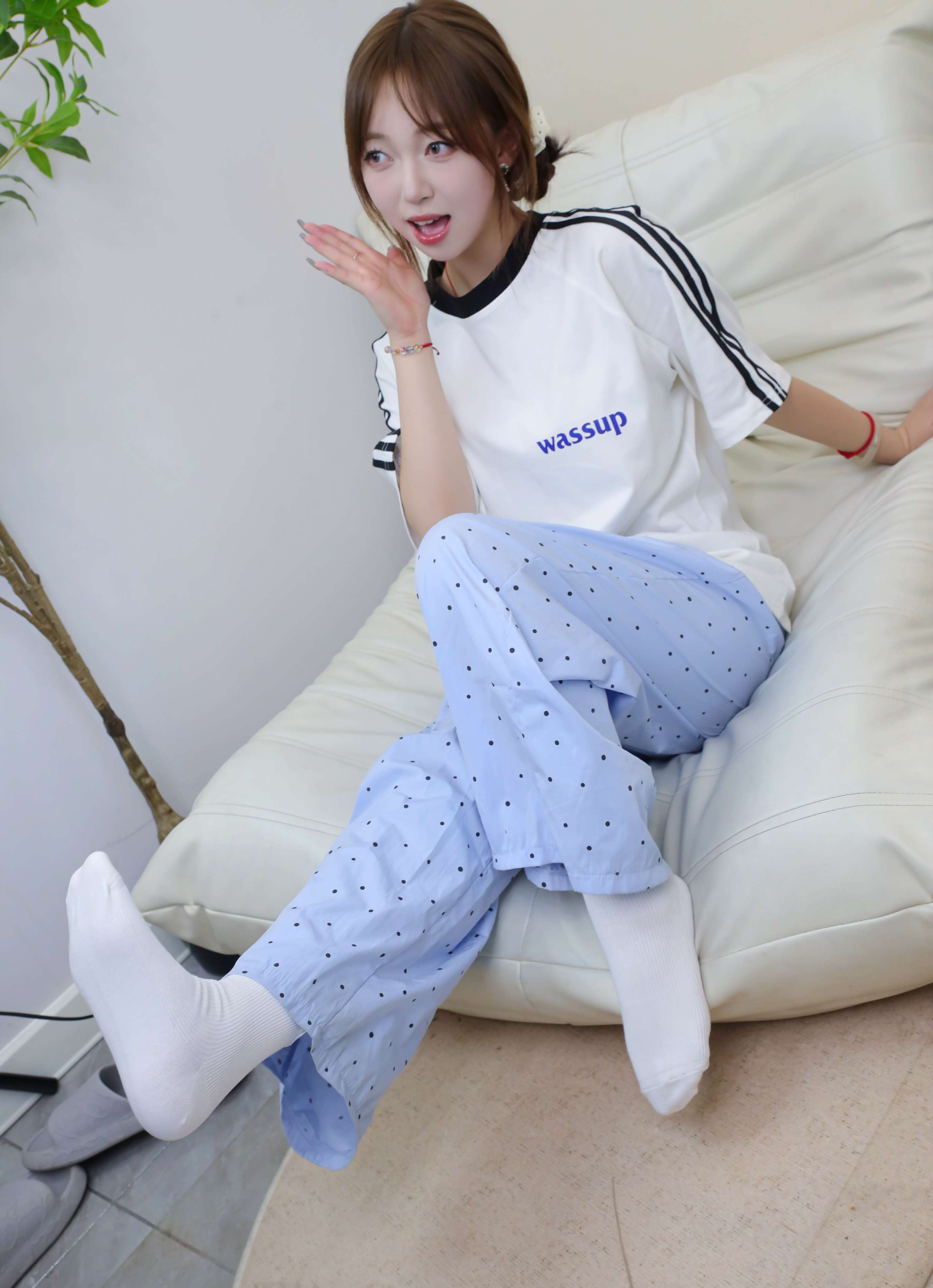 《姜姜脱白棉袜秀红润嫩足》作品图