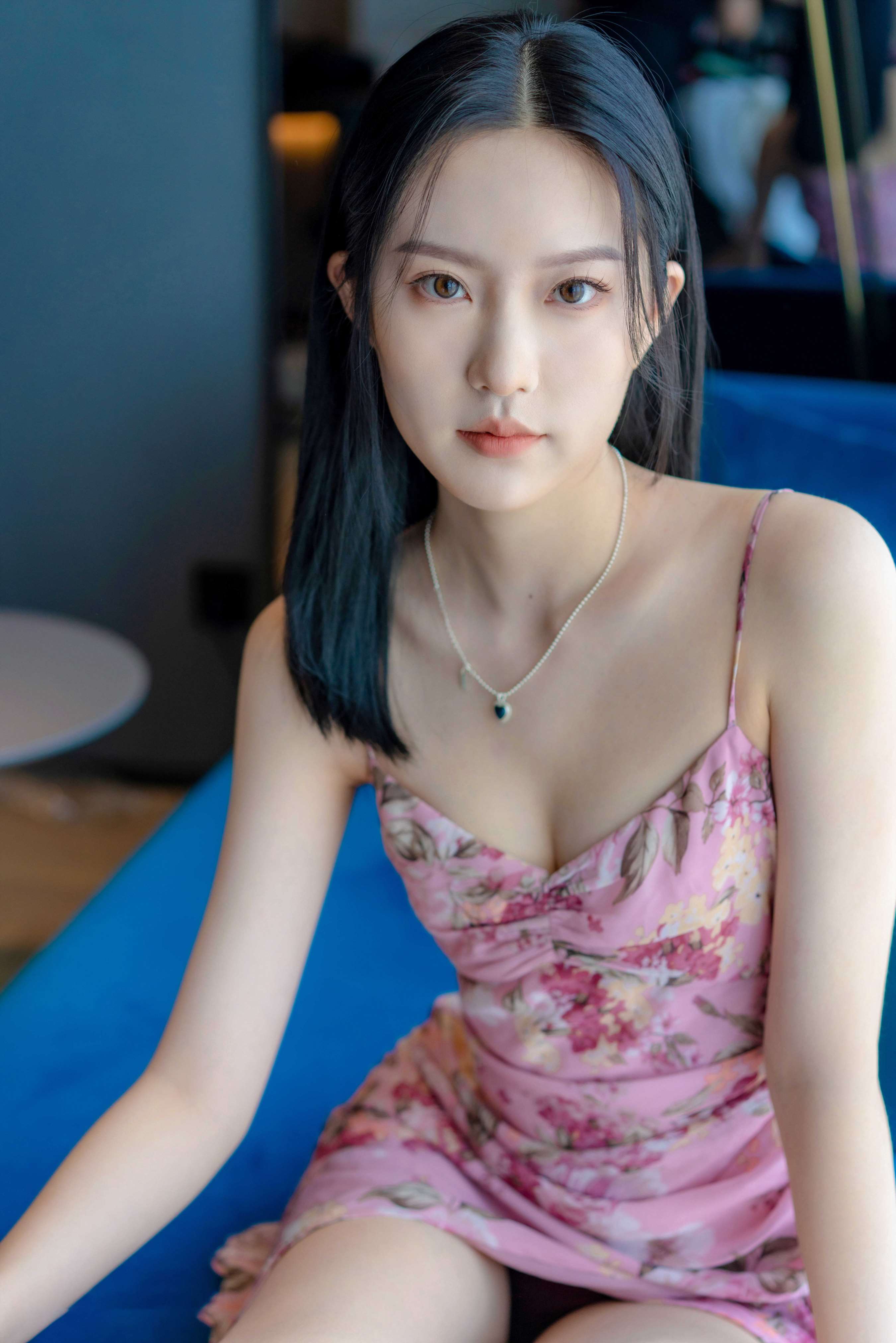 《李芊儿-花裙下的美足》作品图