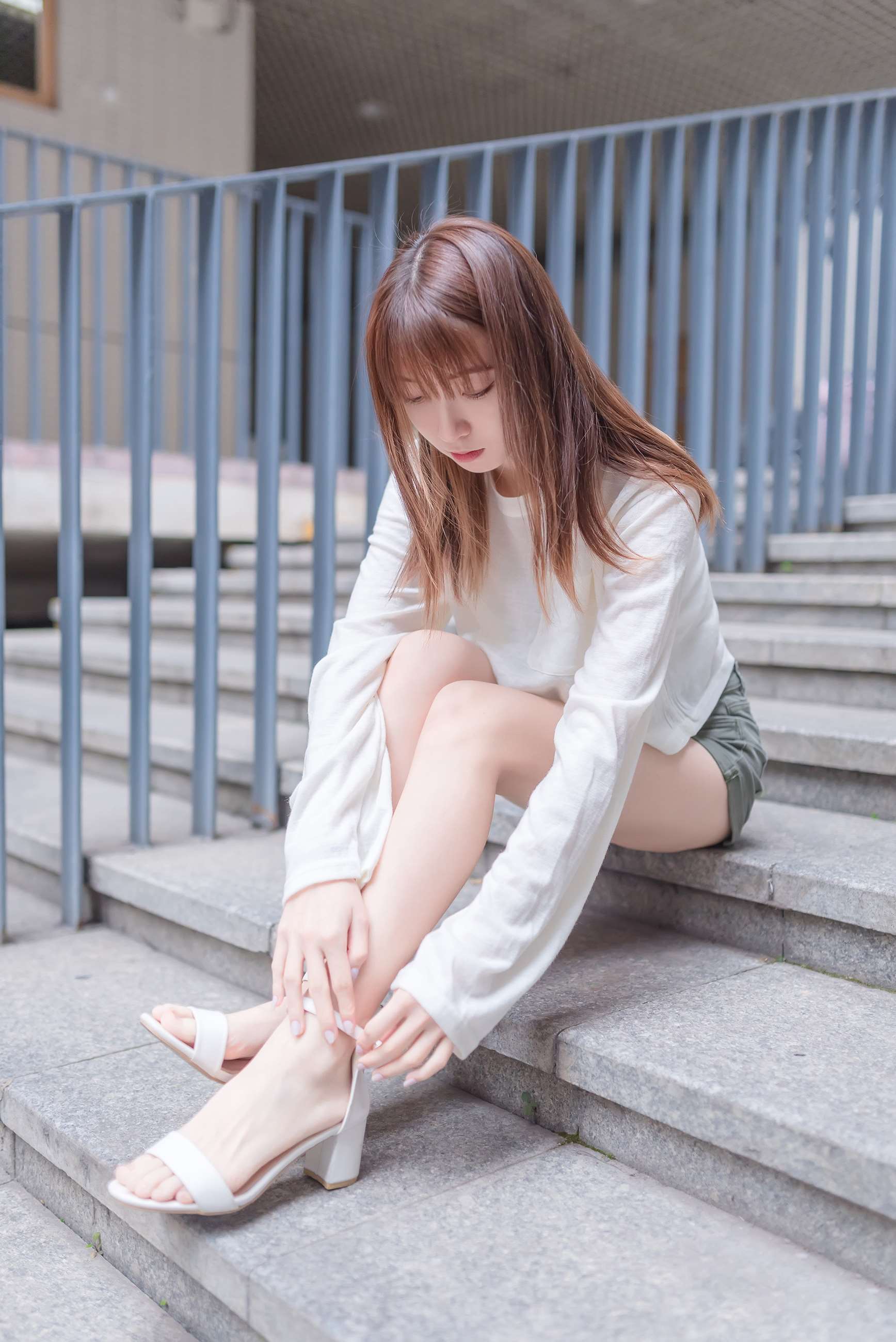 《热裤厚跟脚丫》作品图