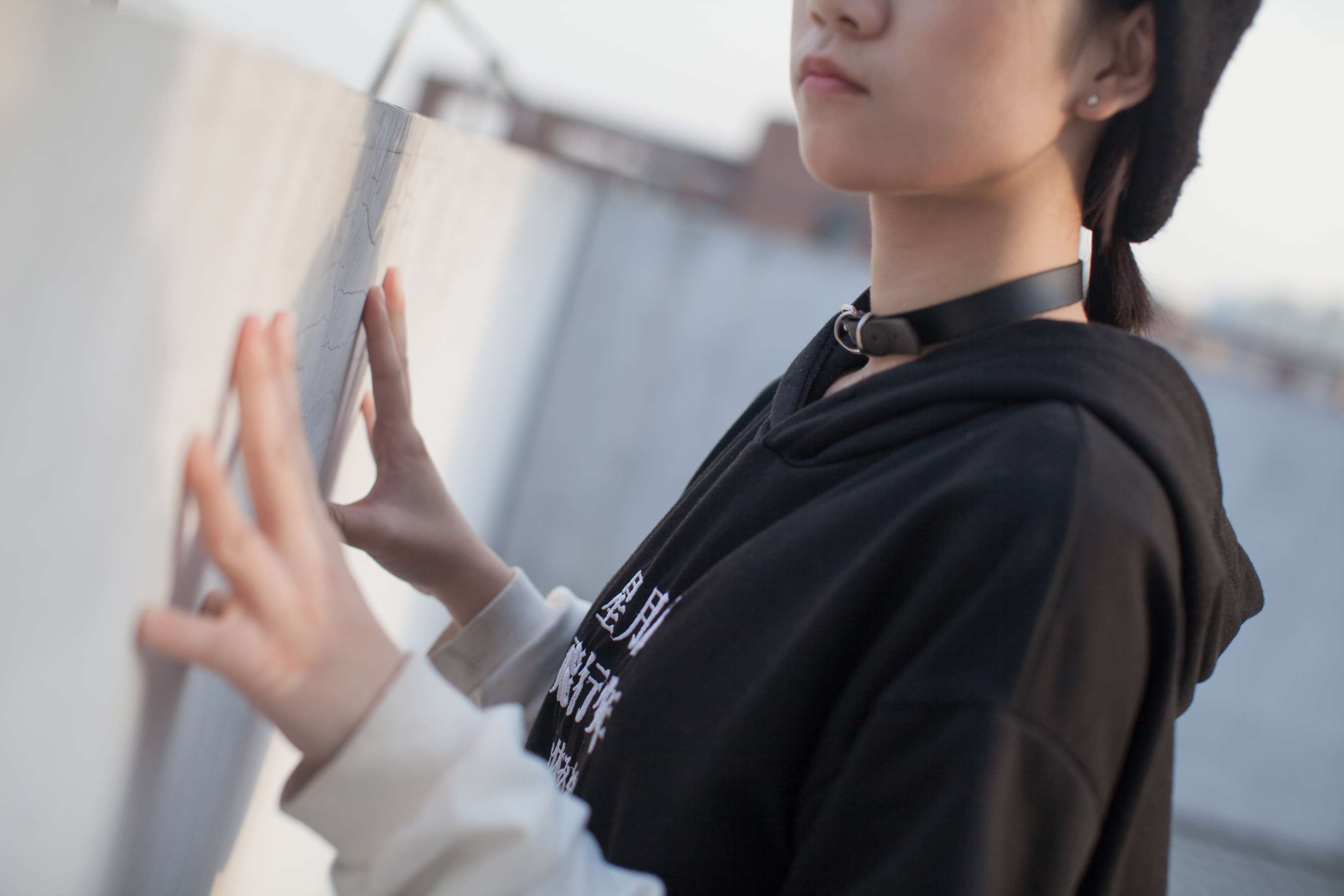 《天台上的黑丝少女》作品图