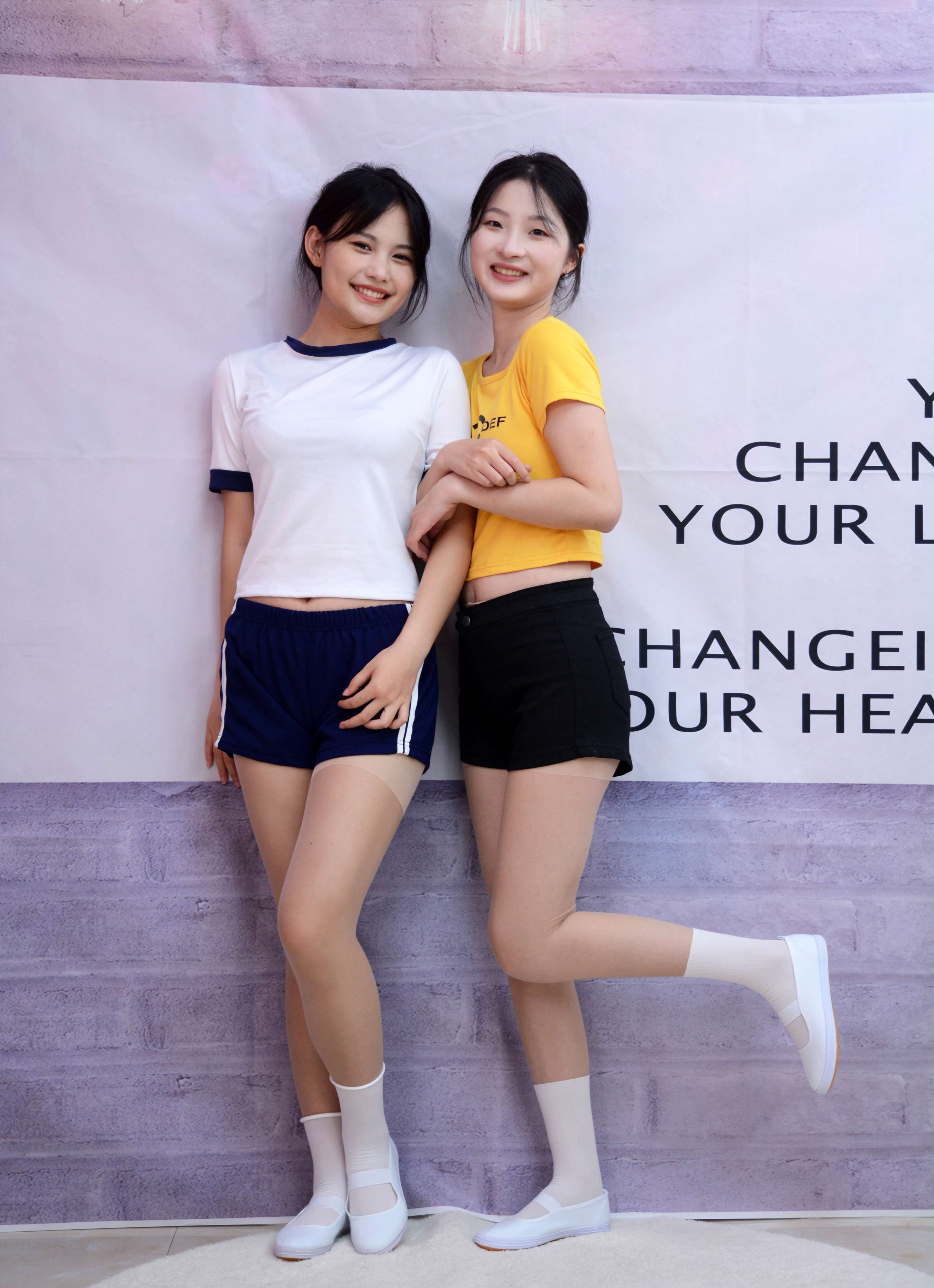 《安妮、幺幺 姐妹合影》作品图