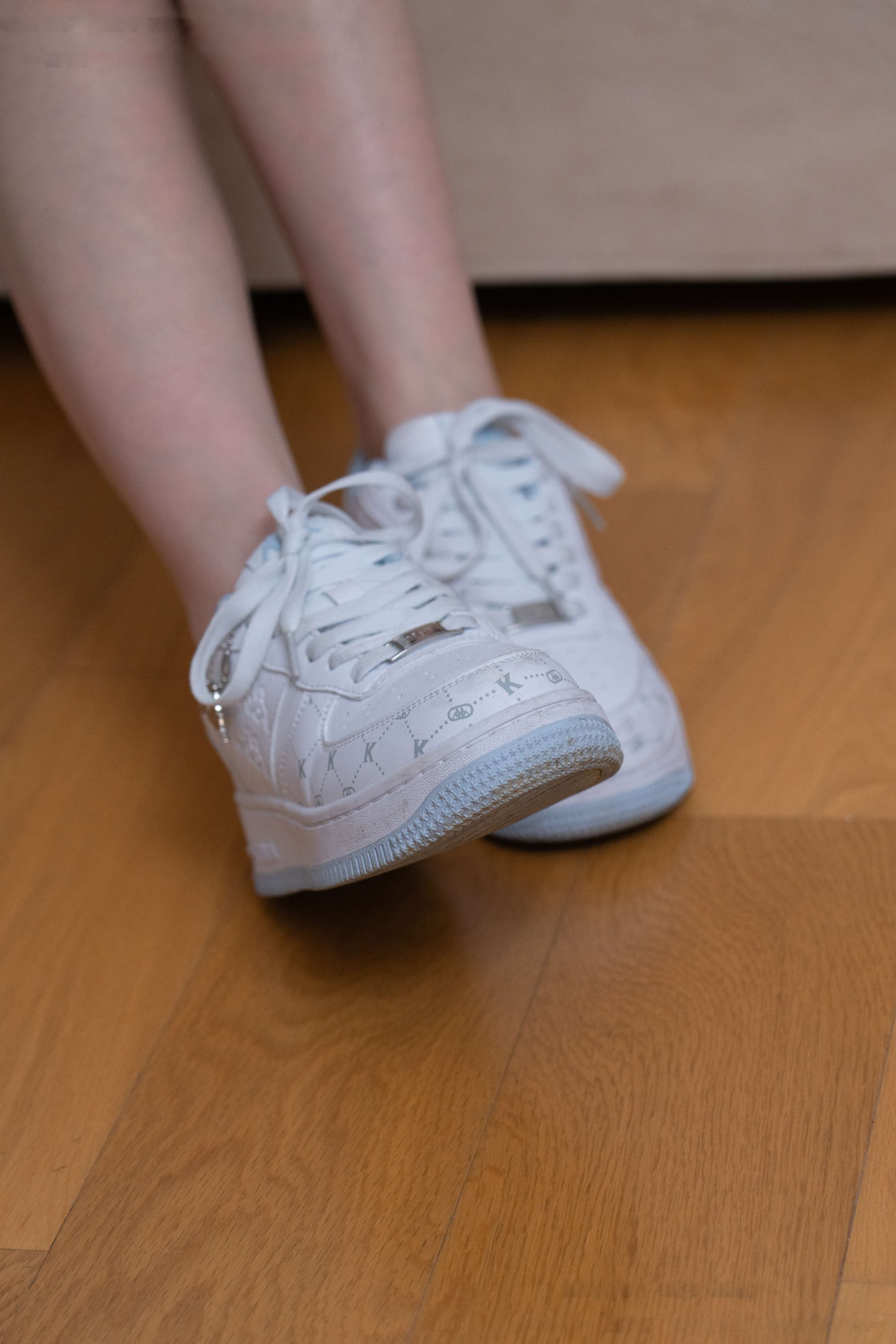 《璇璇-校服、板鞋、裸足、光脚踩小西红柿葡萄》作品图