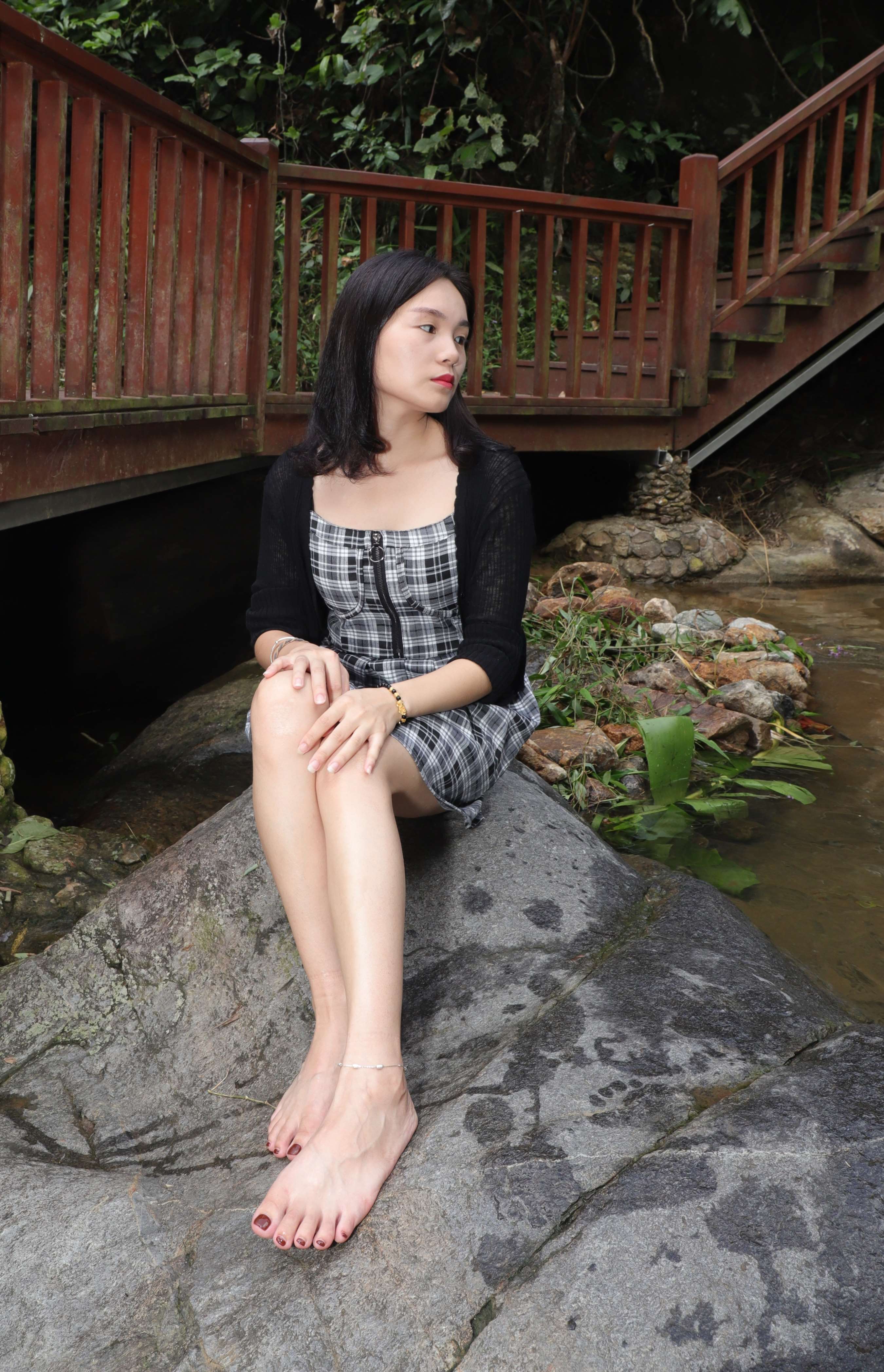 《彩铃山林深处展脚丫》作品图