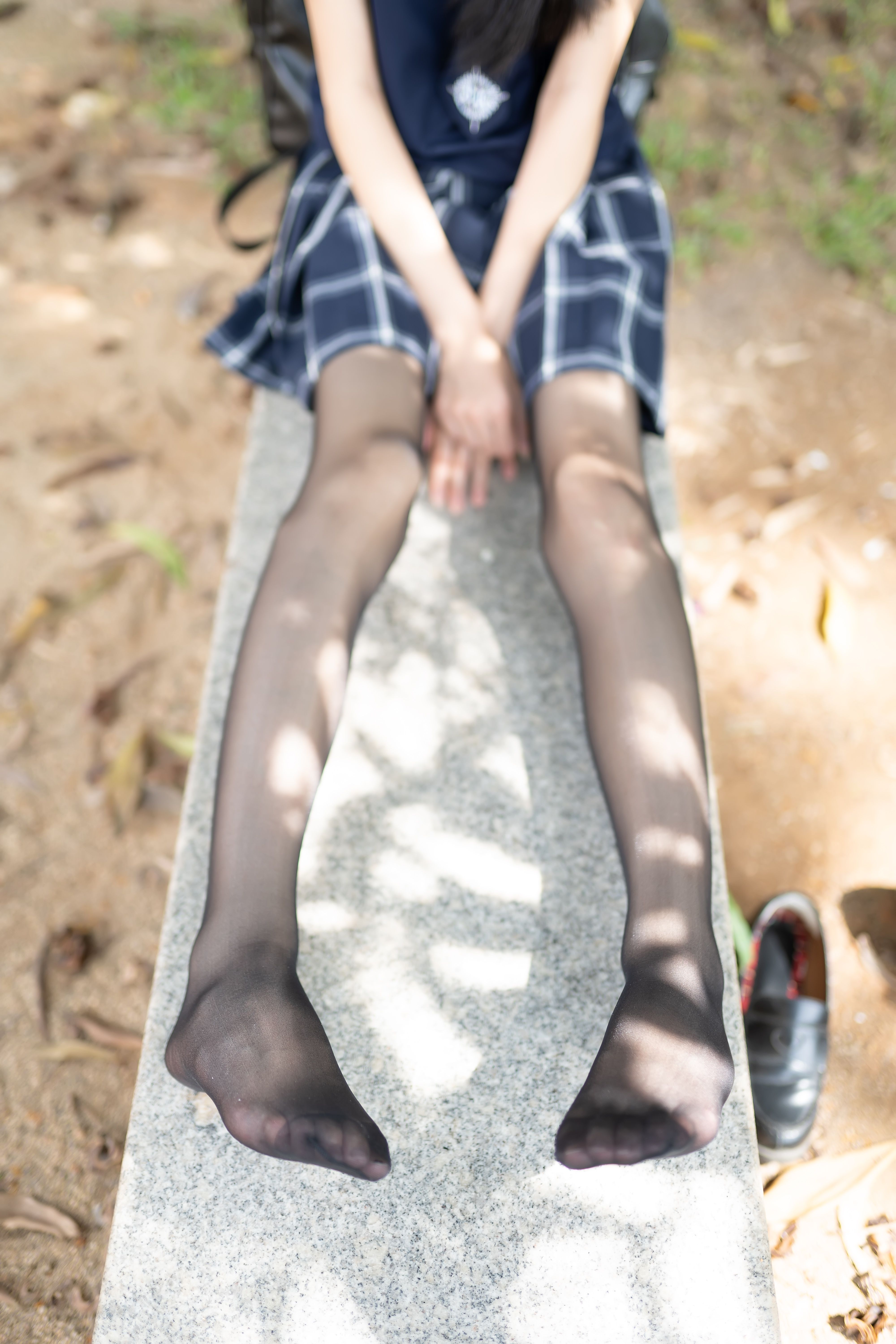 《操场双杠黑丝脚丫》作品图