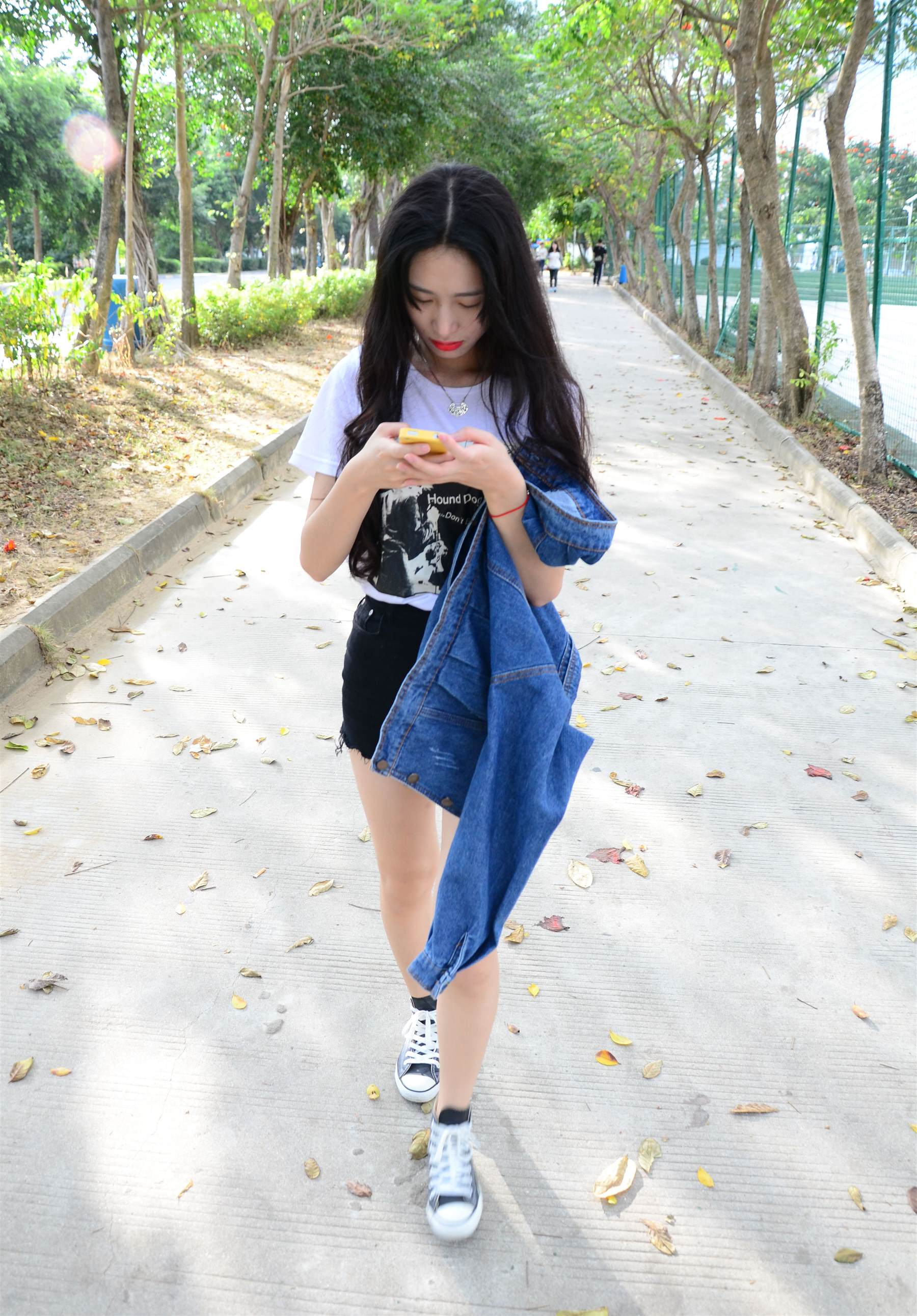 《校园帆布鞋の白锦袜》作品图