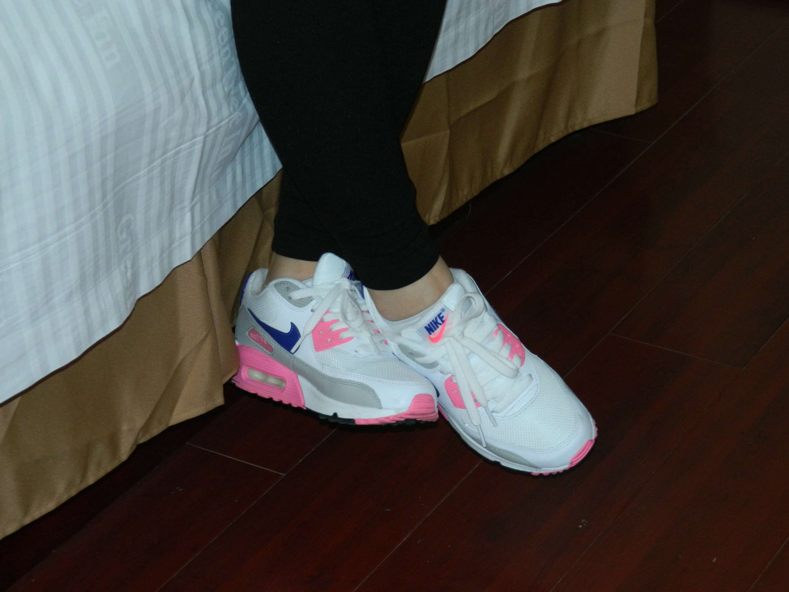 《倩倩宾馆展棉袜嫩足》作品图