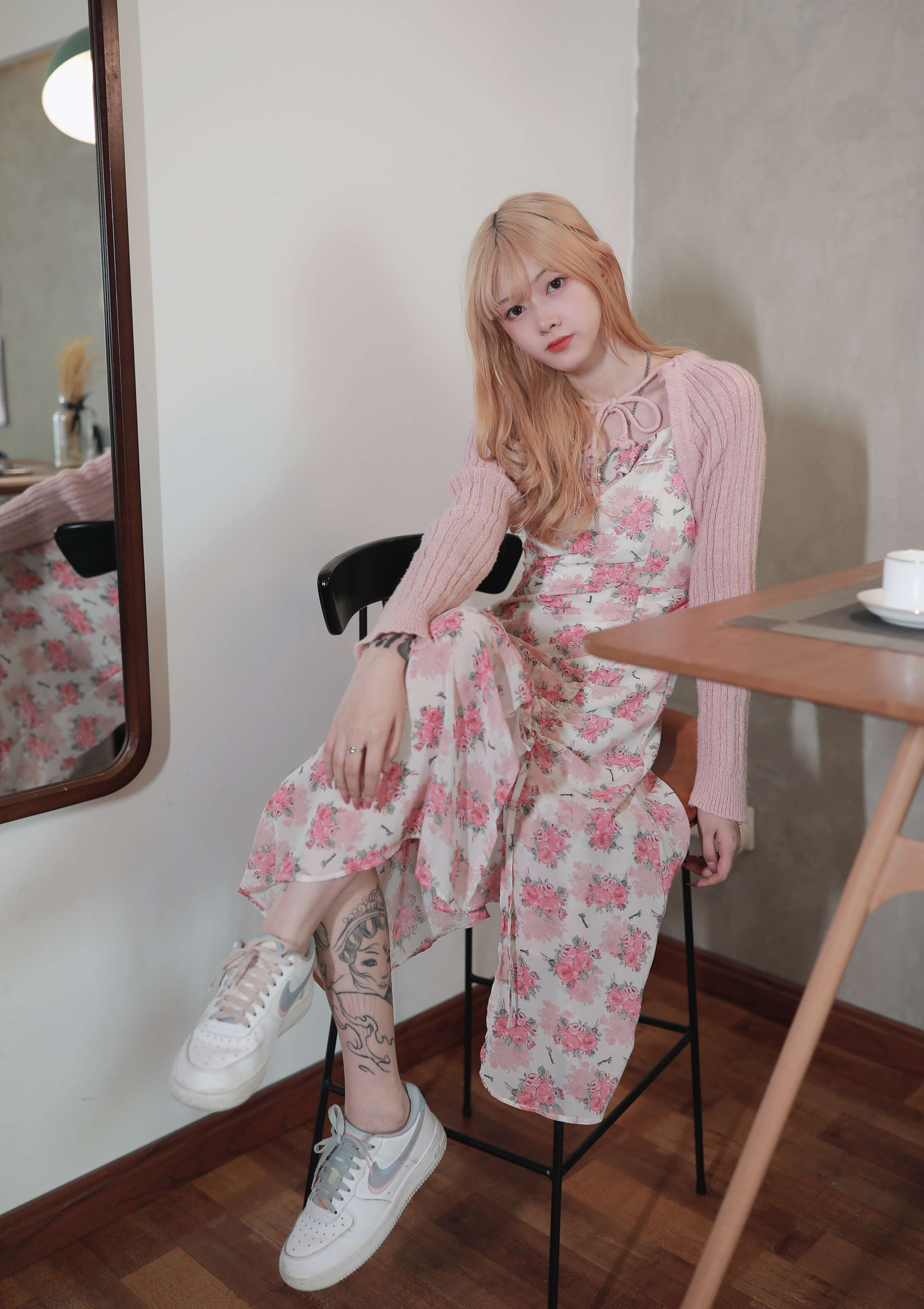 《少女纹身脚の船袜足》作品图