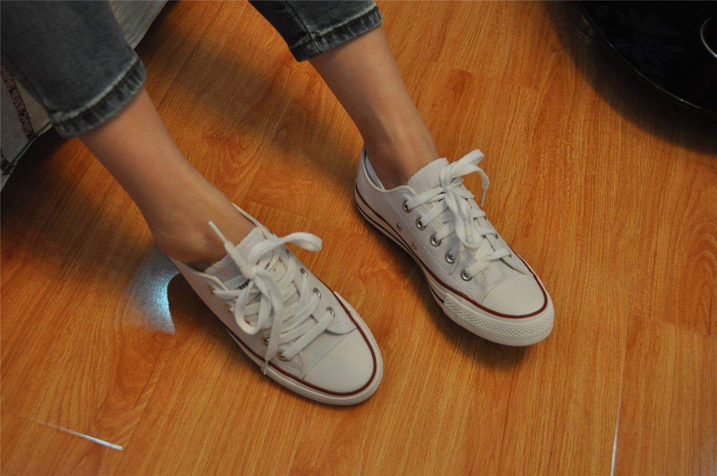 《大二学妹帆布鞋の白船袜脚》作品图