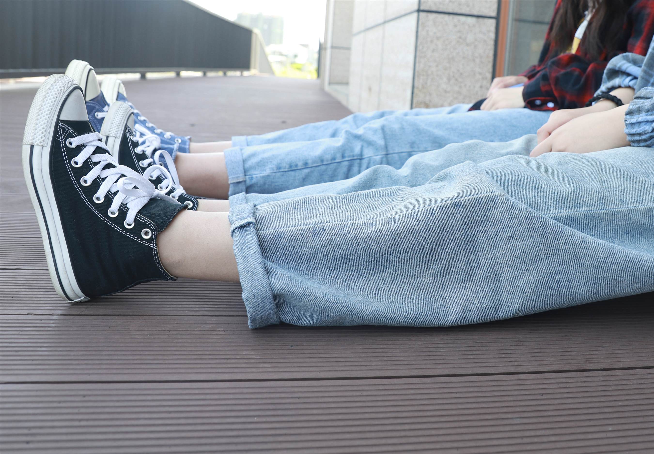 《学妹帆布鞋の棉袜互脚【视频1个网盘下载】》作品图